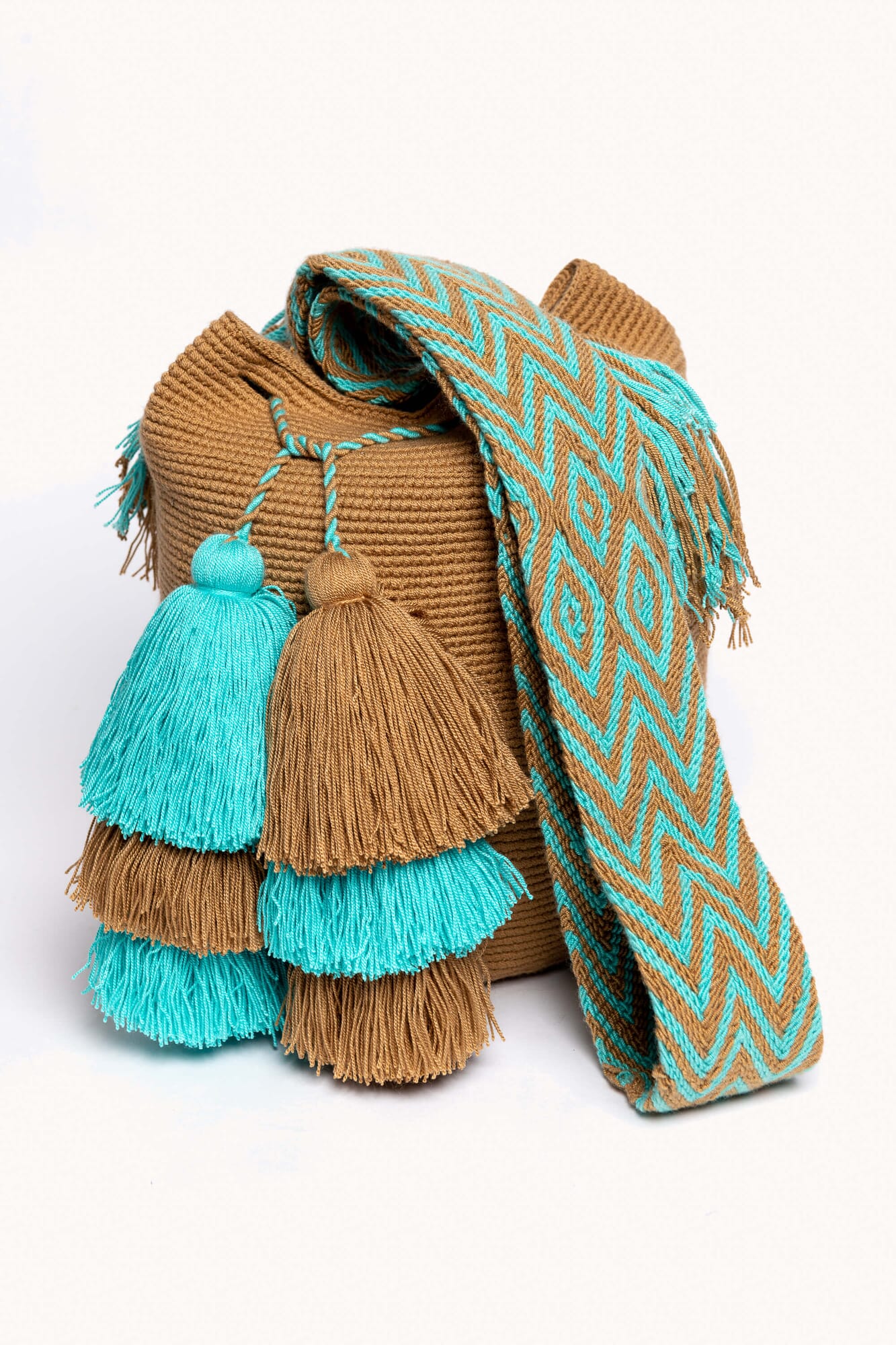 Bolso bandolera Wayuu con seis borlas