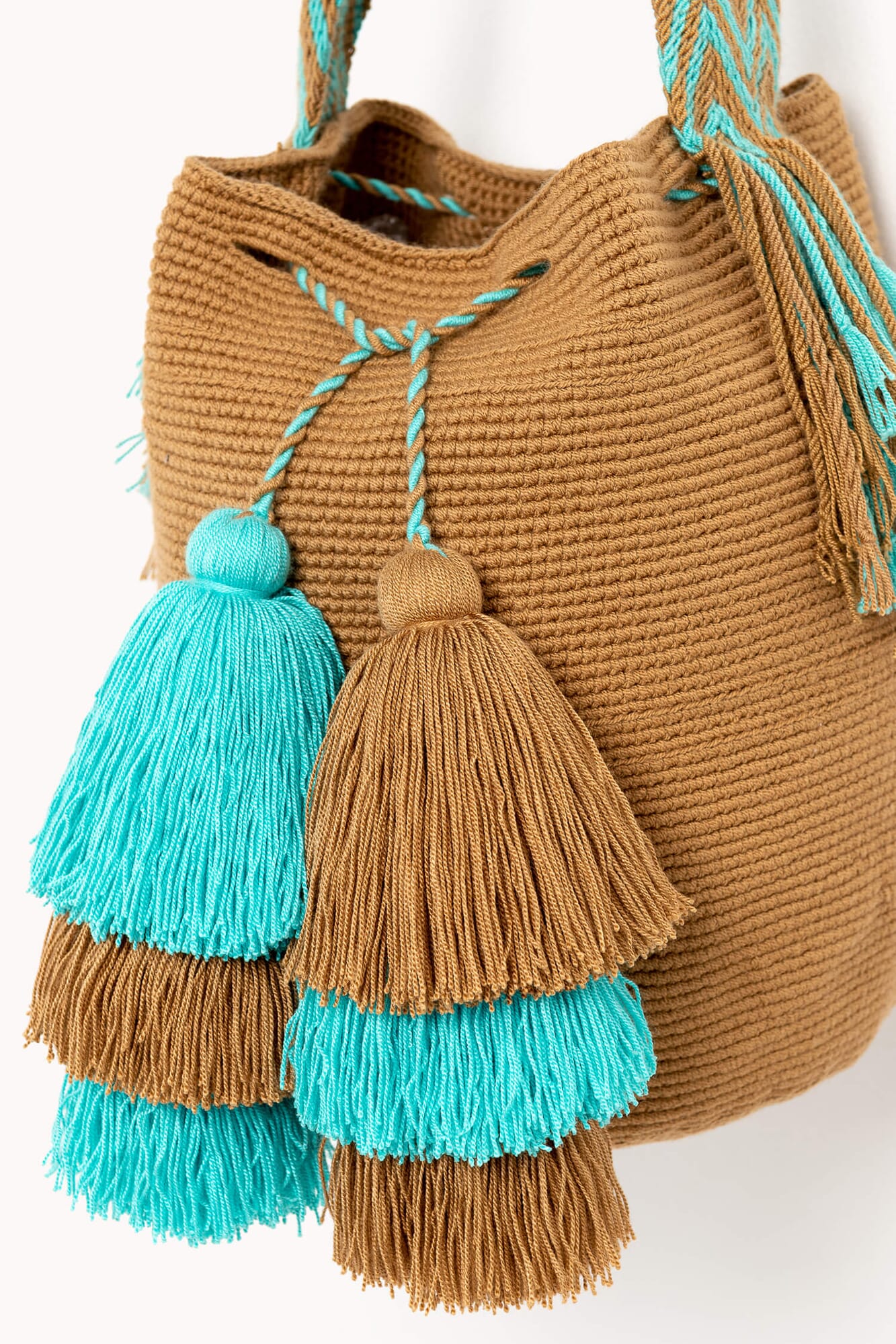 Bolso bandolera Wayuu con seis borlas