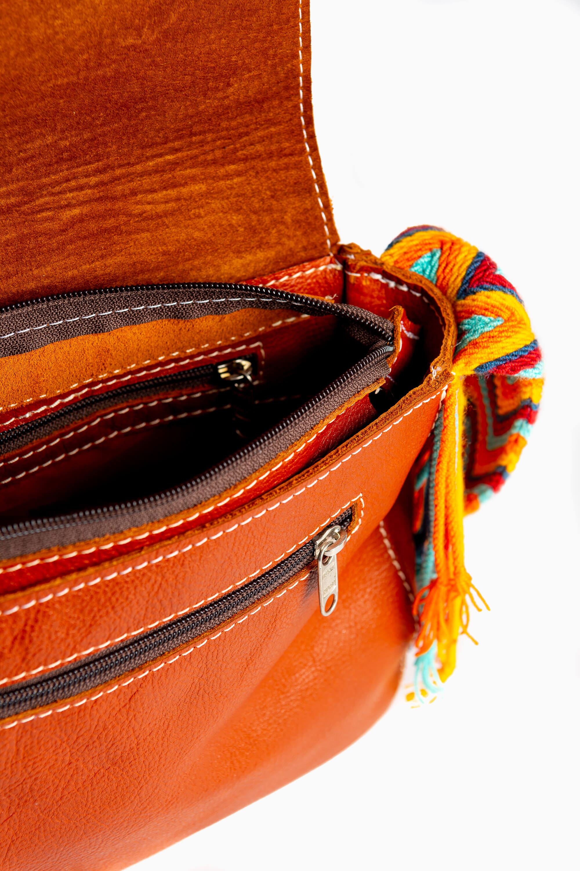 Bolso bandolera en cuero con asa Wayuu