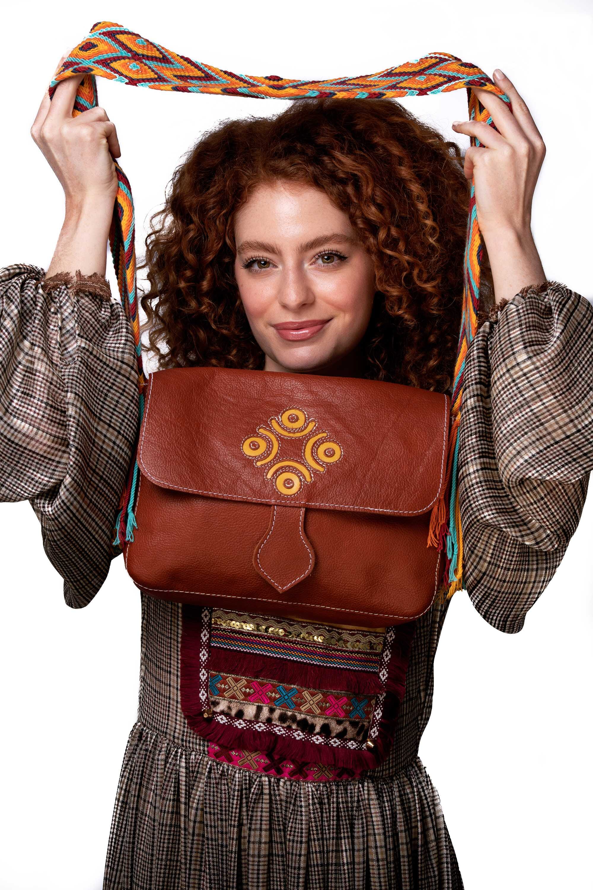 Bolso bandolera en cuero con asa Wayuu