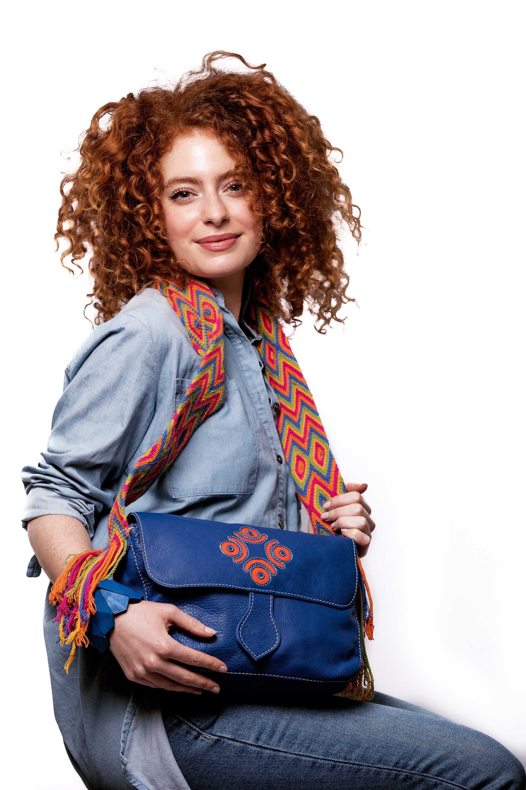 Bolso bandolera en cuero con asa Wayuu