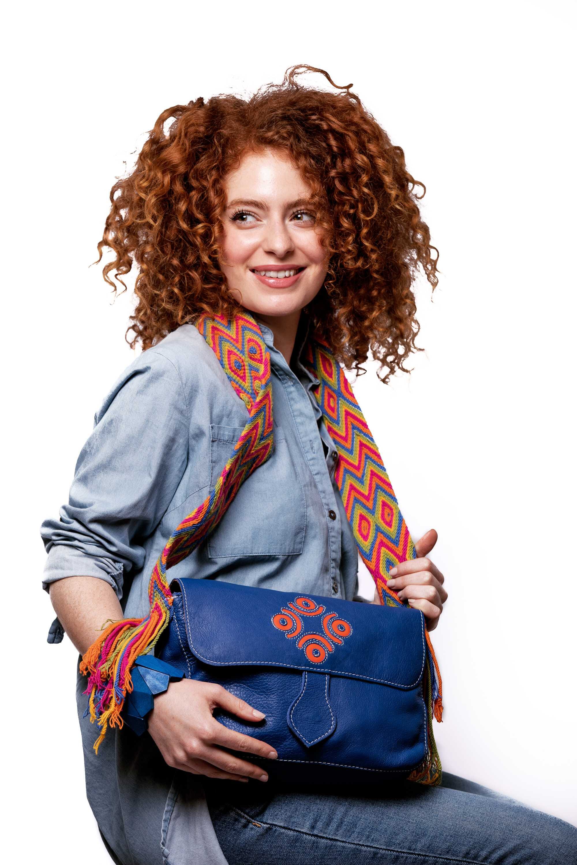 Bolso bandolera en cuero con asa Wayuu