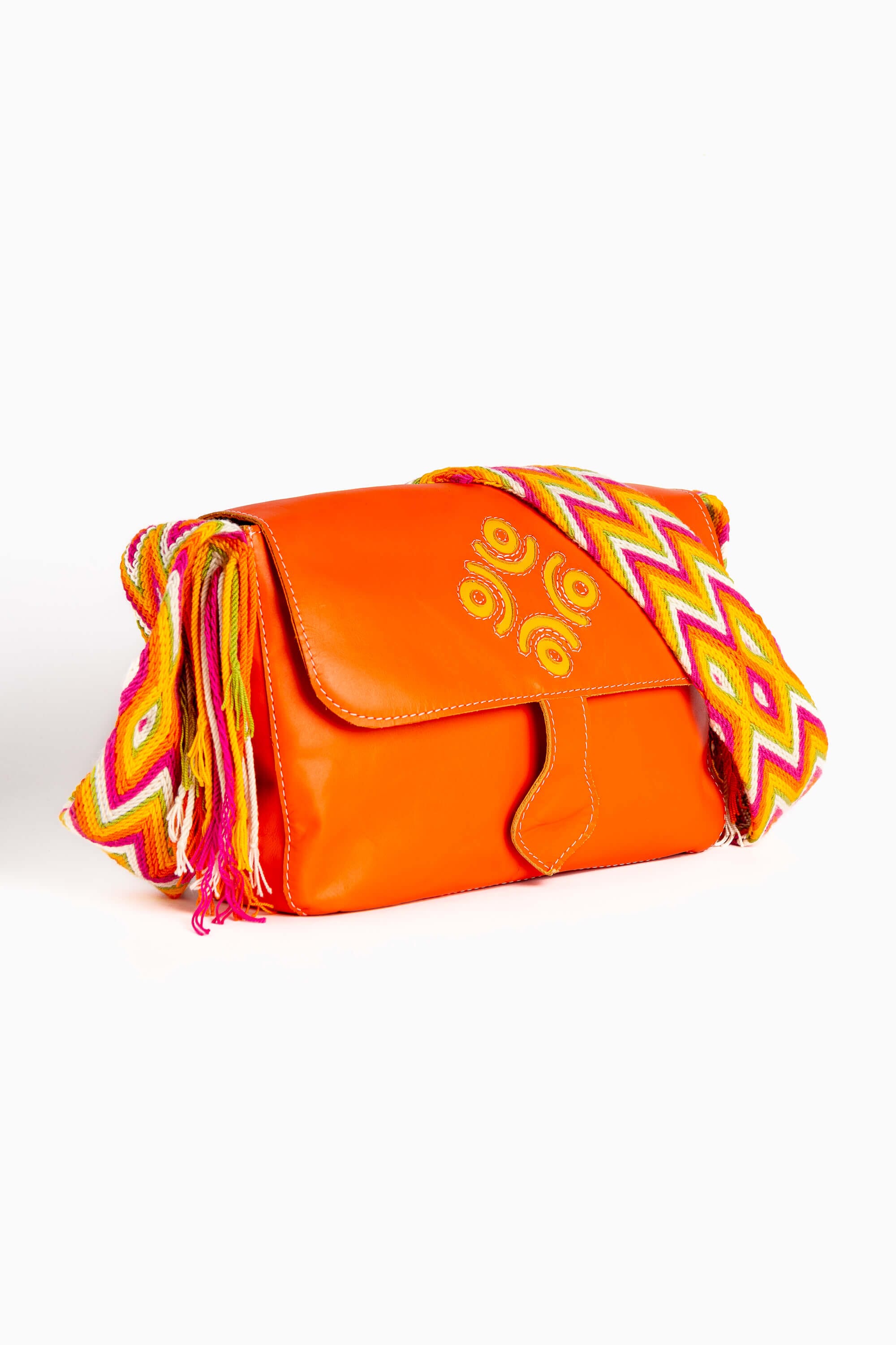 Bolso bandolera en cuero con asa Wayuu