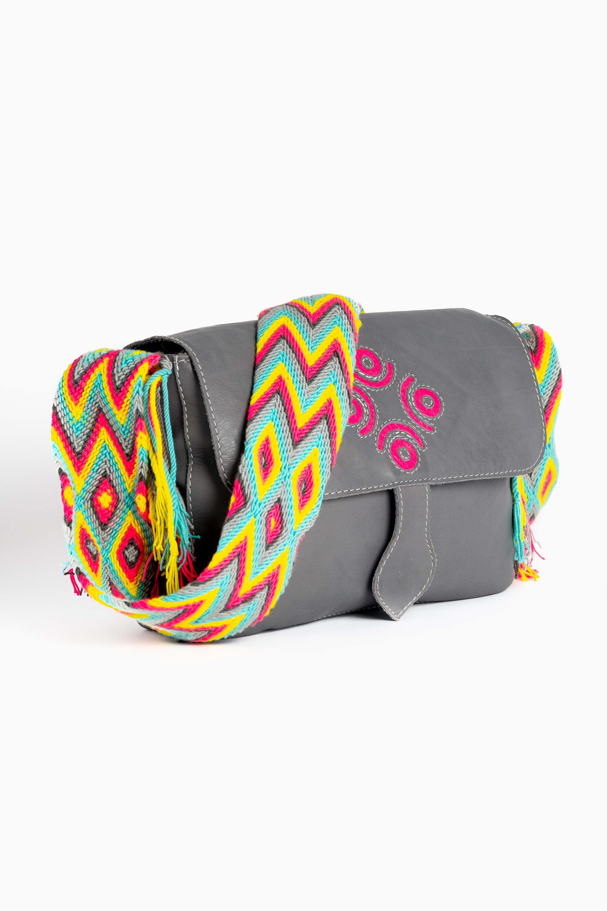 Bolso bandolera en cuero con asa Wayuu