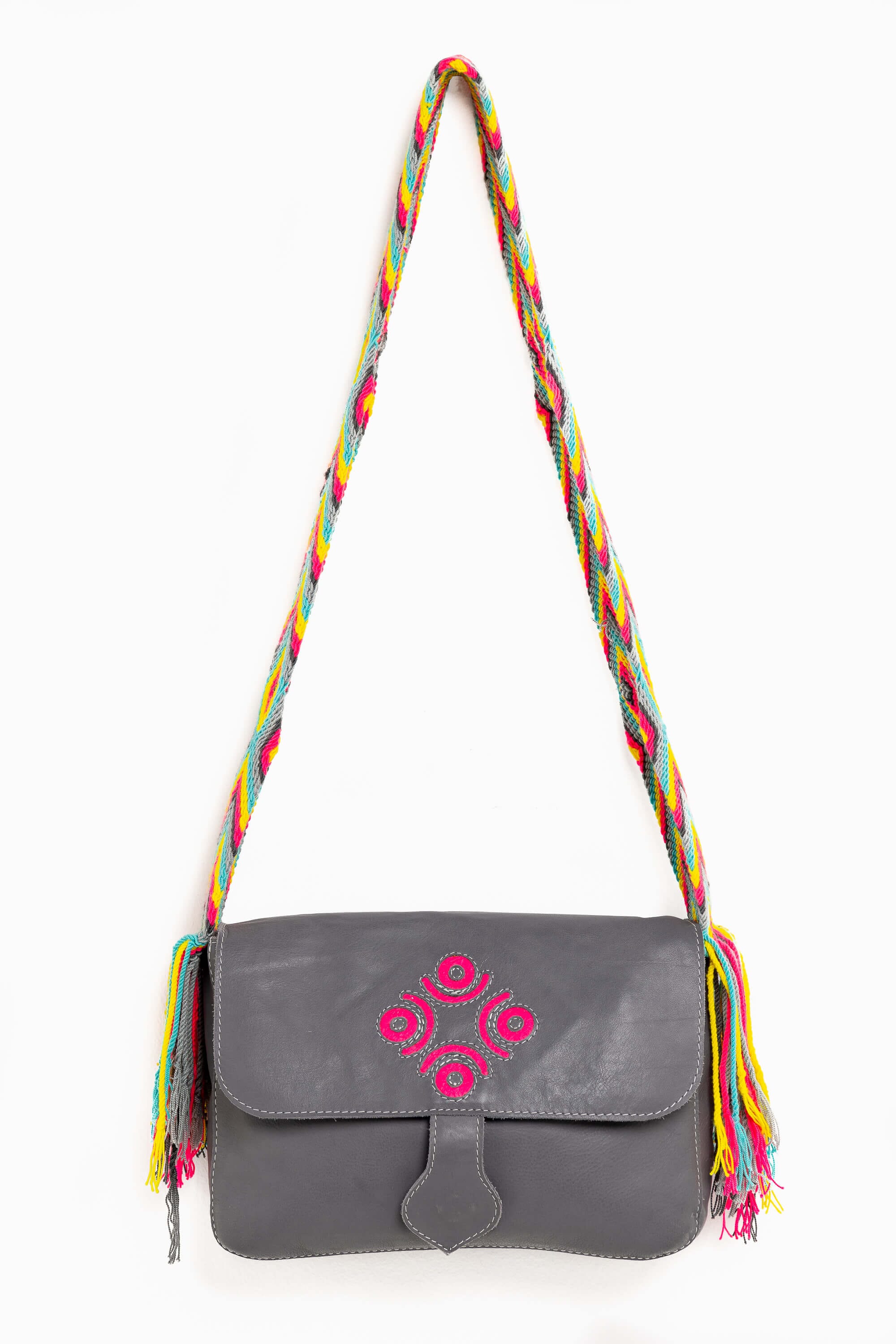 Bolso bandolera en cuero con asa Wayuu