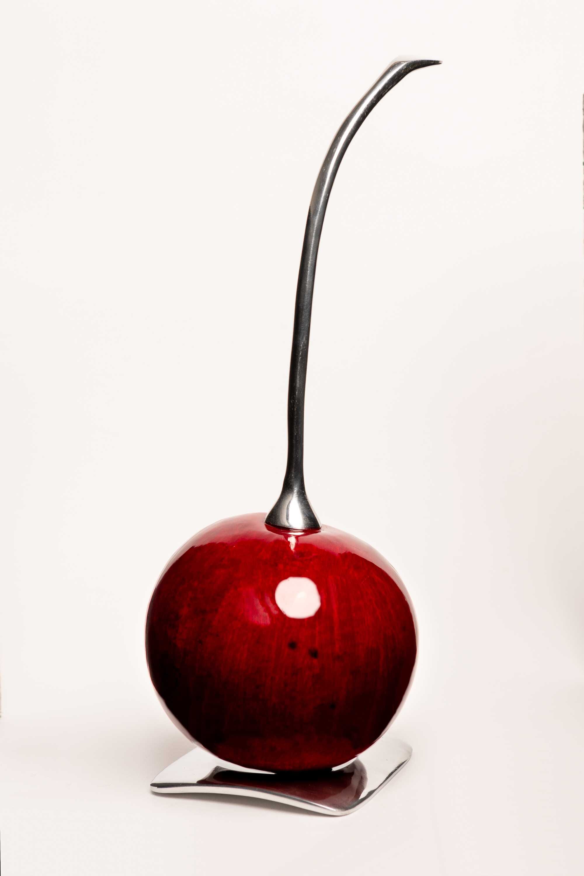 Cereza en fruto de totumo y peltre