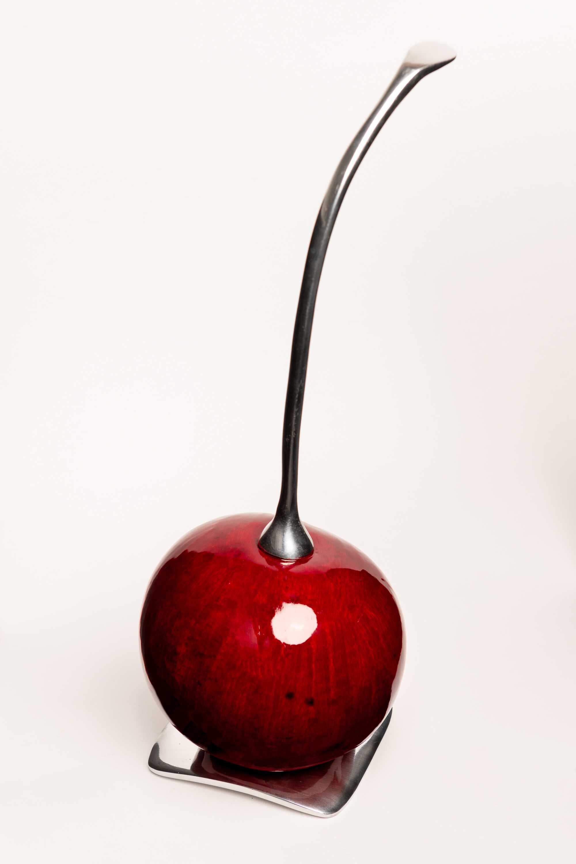 Cereza en fruto de totumo y peltre