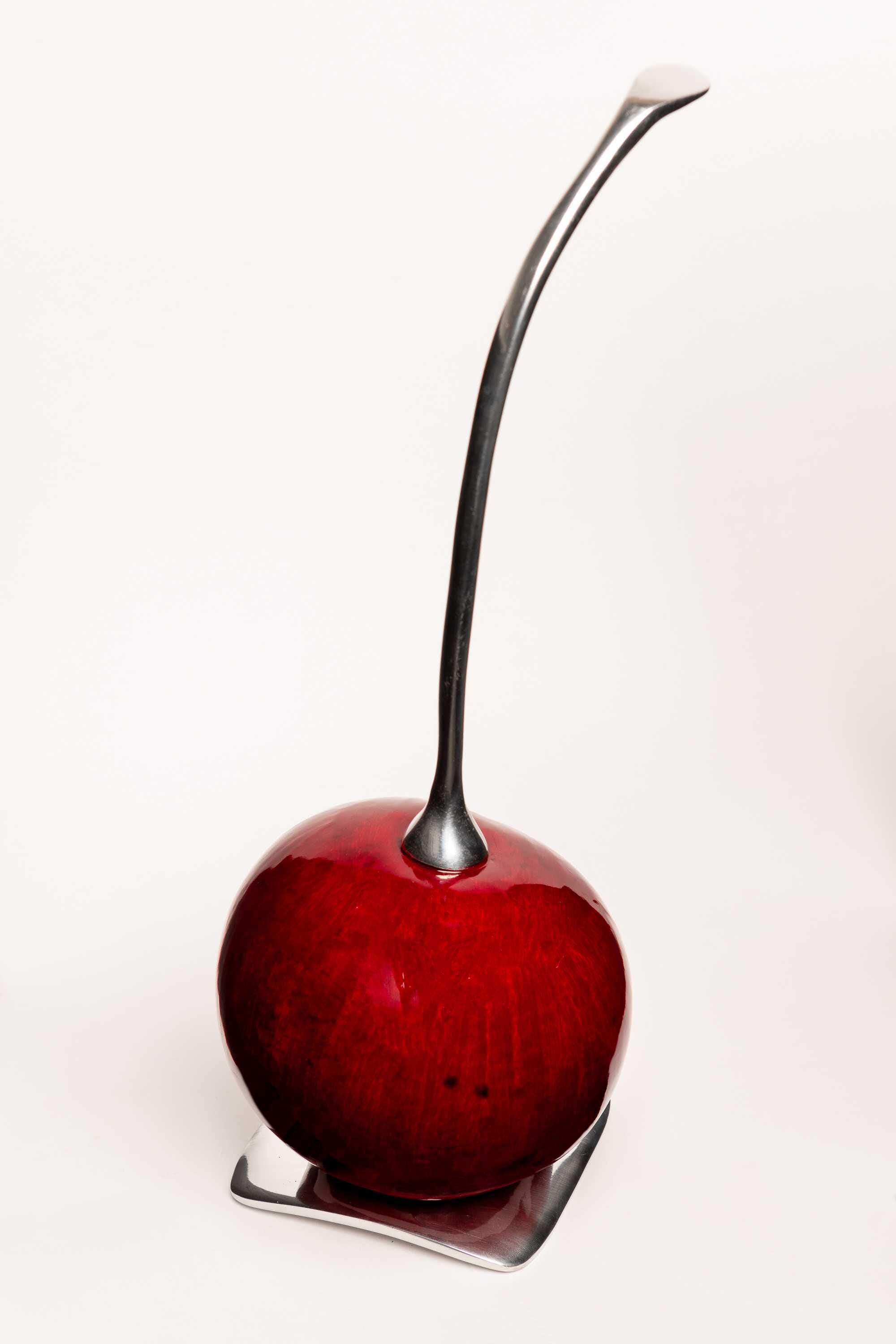 Cereza en fruto de totumo y peltre