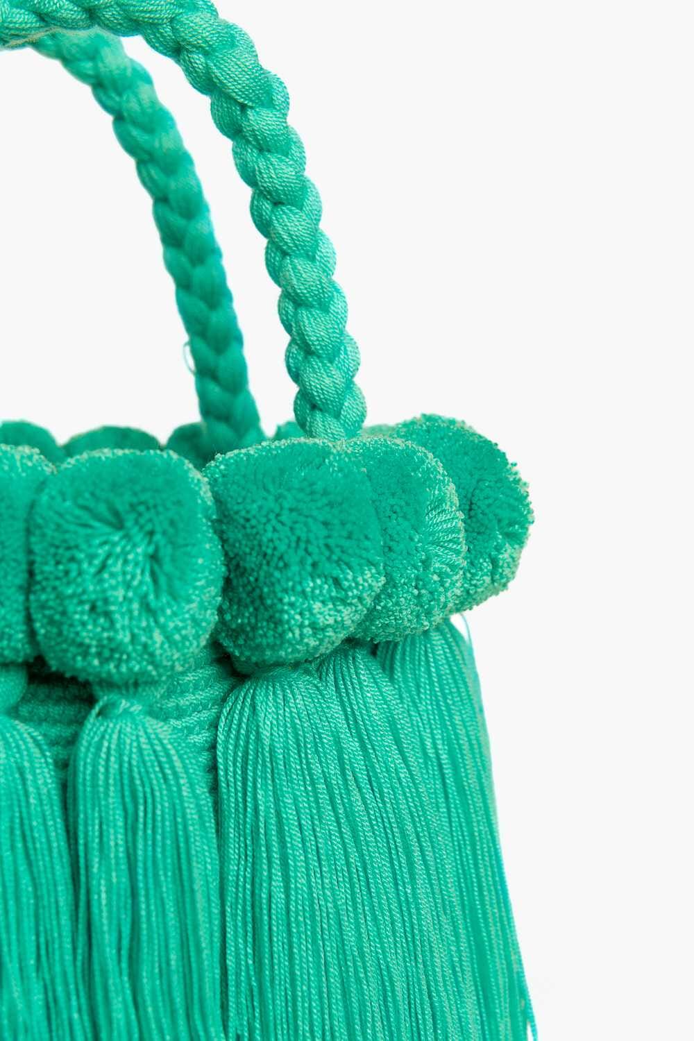 Bolso con pompones y borlas de algodón