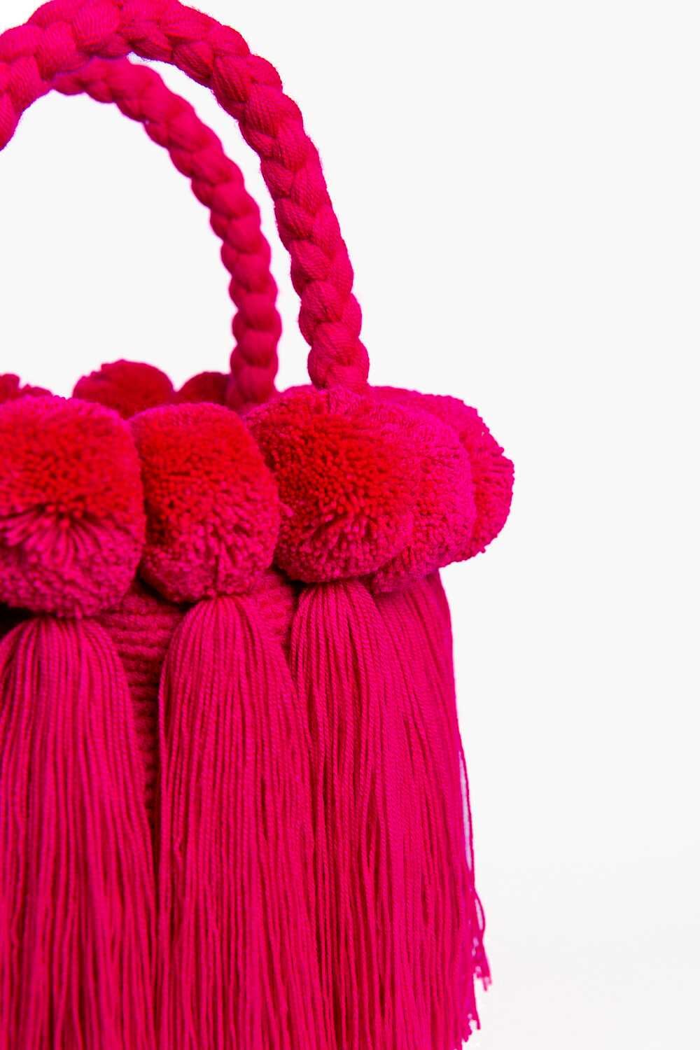 Bolso con pompones y borlas de algodón