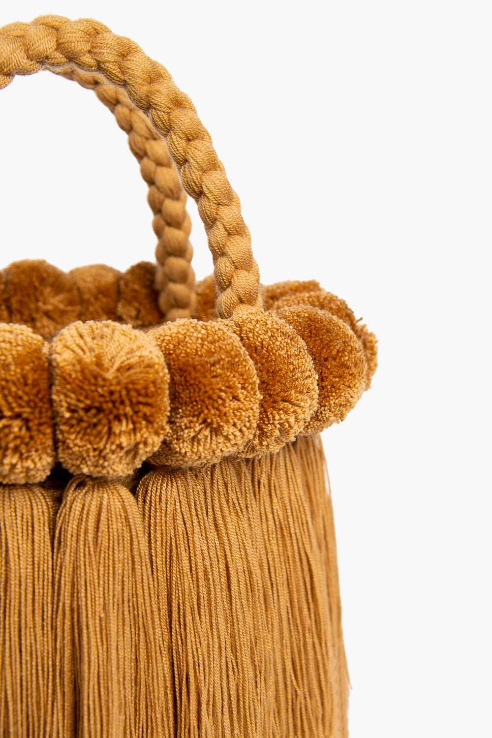 Bolso con pompones y borlas de algodón