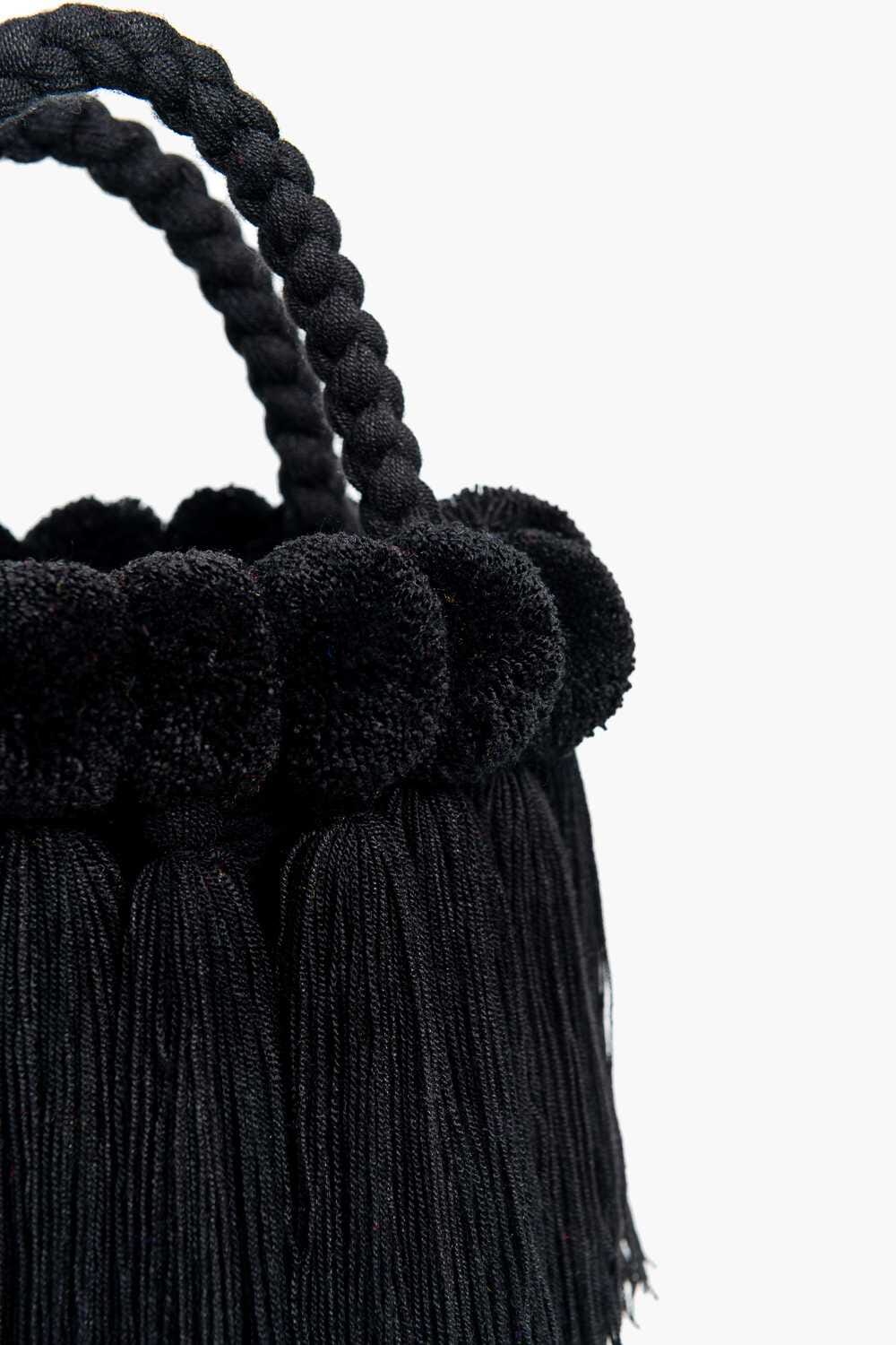 Bolso con pompones y borlas de algodón