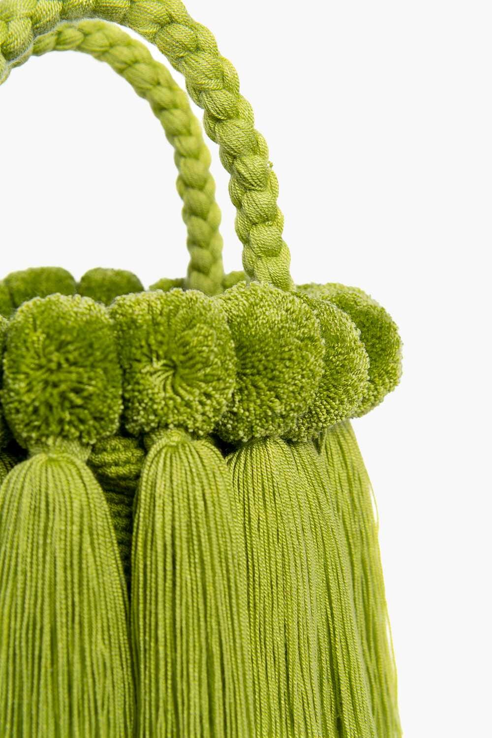 Bolso con pompones y borlas de algodón