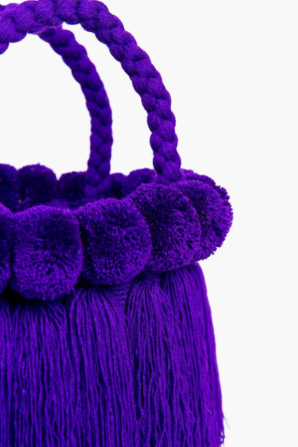 Bolso con pompones y borlas de algodón
