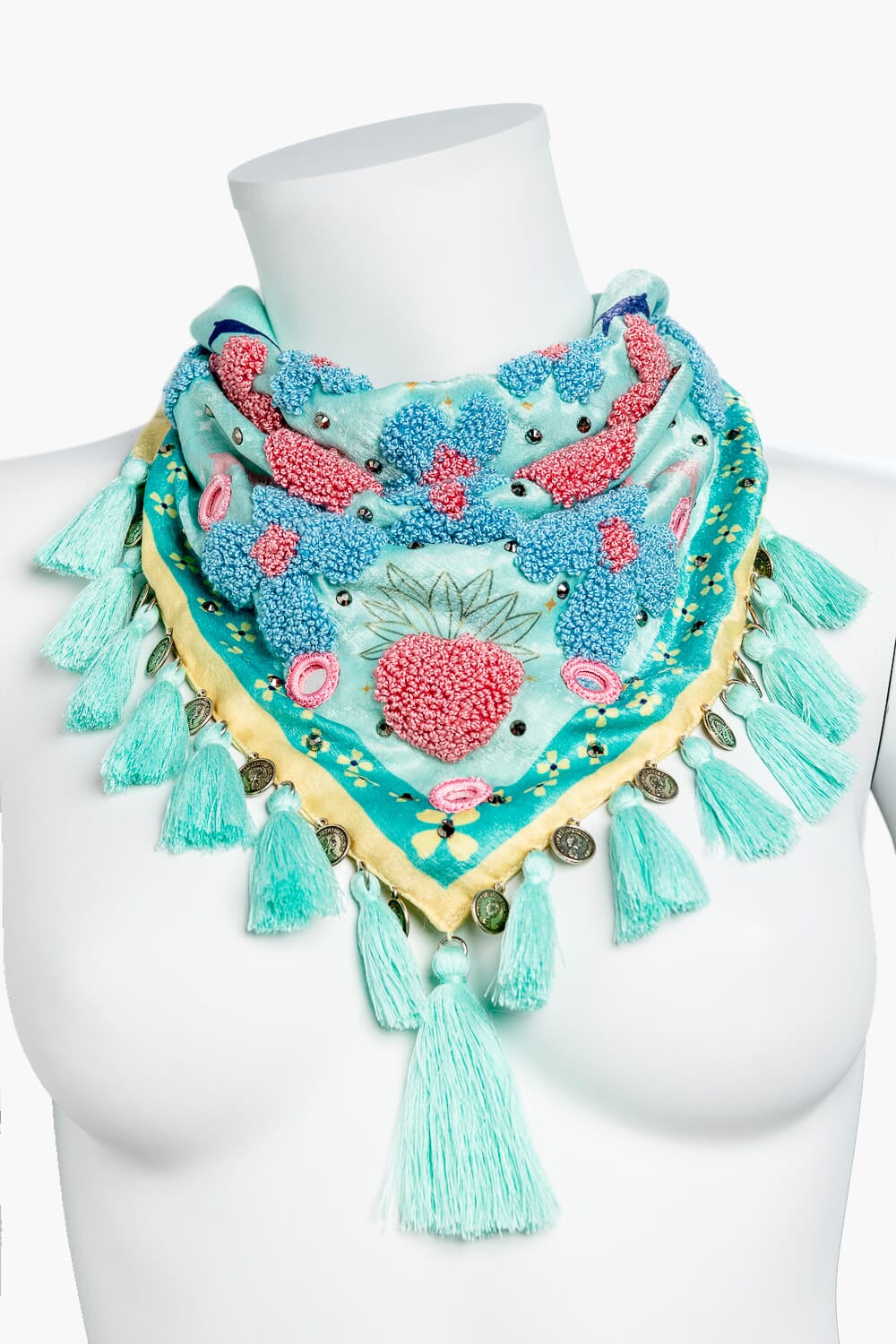 Pañoleta de seda bordada a mano