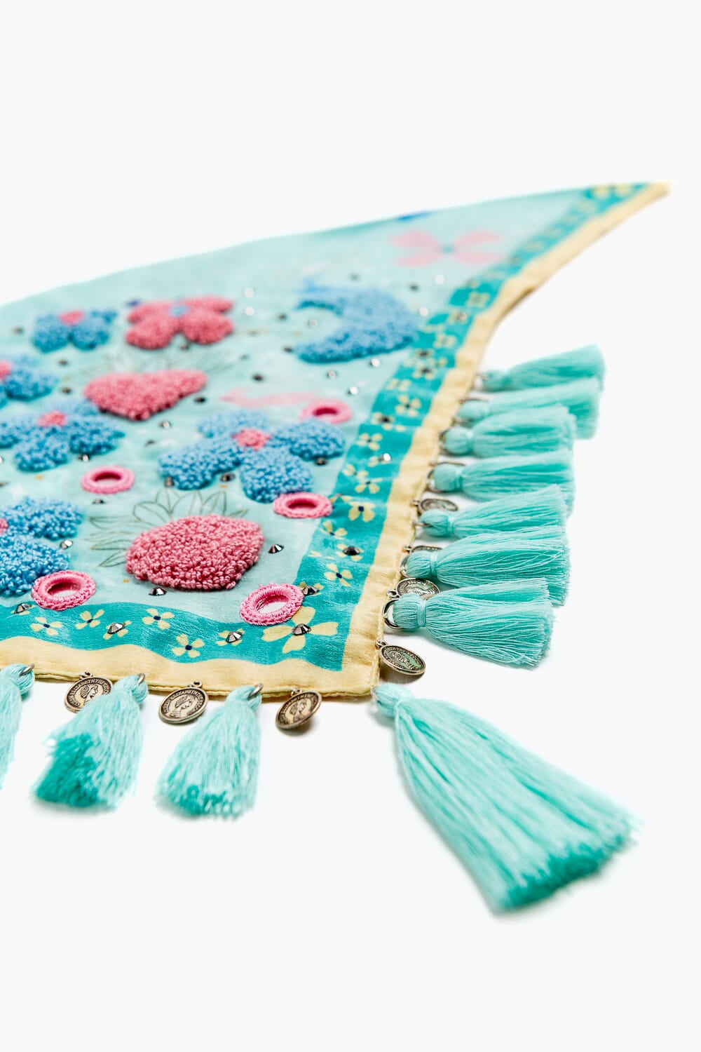 Pañoleta de seda bordada a mano