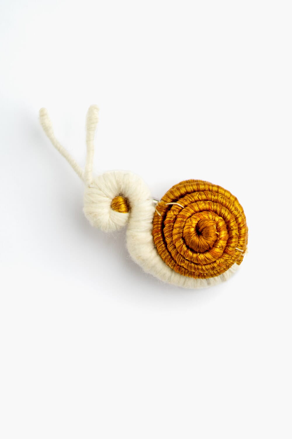 Broche en escultura textil