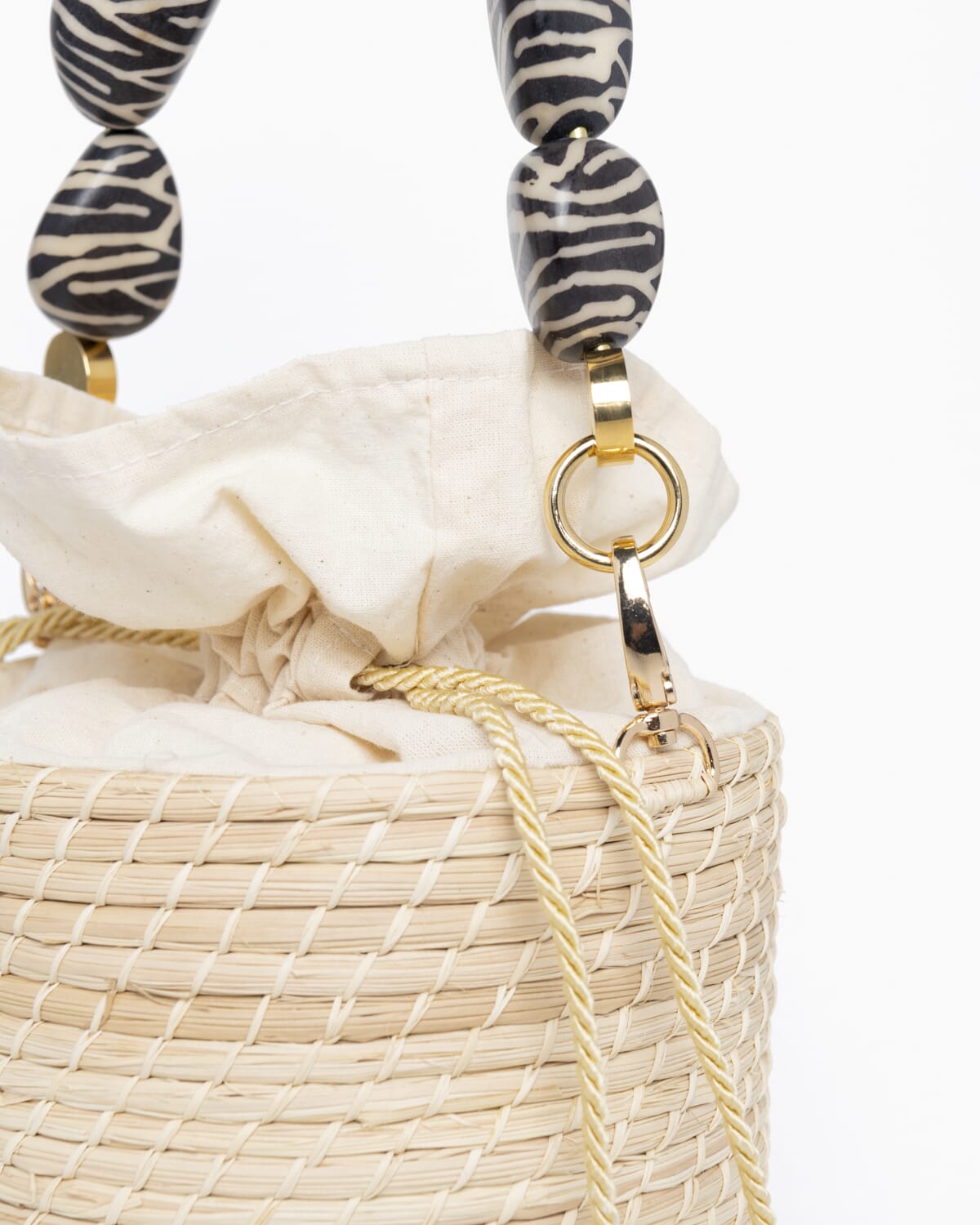 Bolso de mano en fibra natural