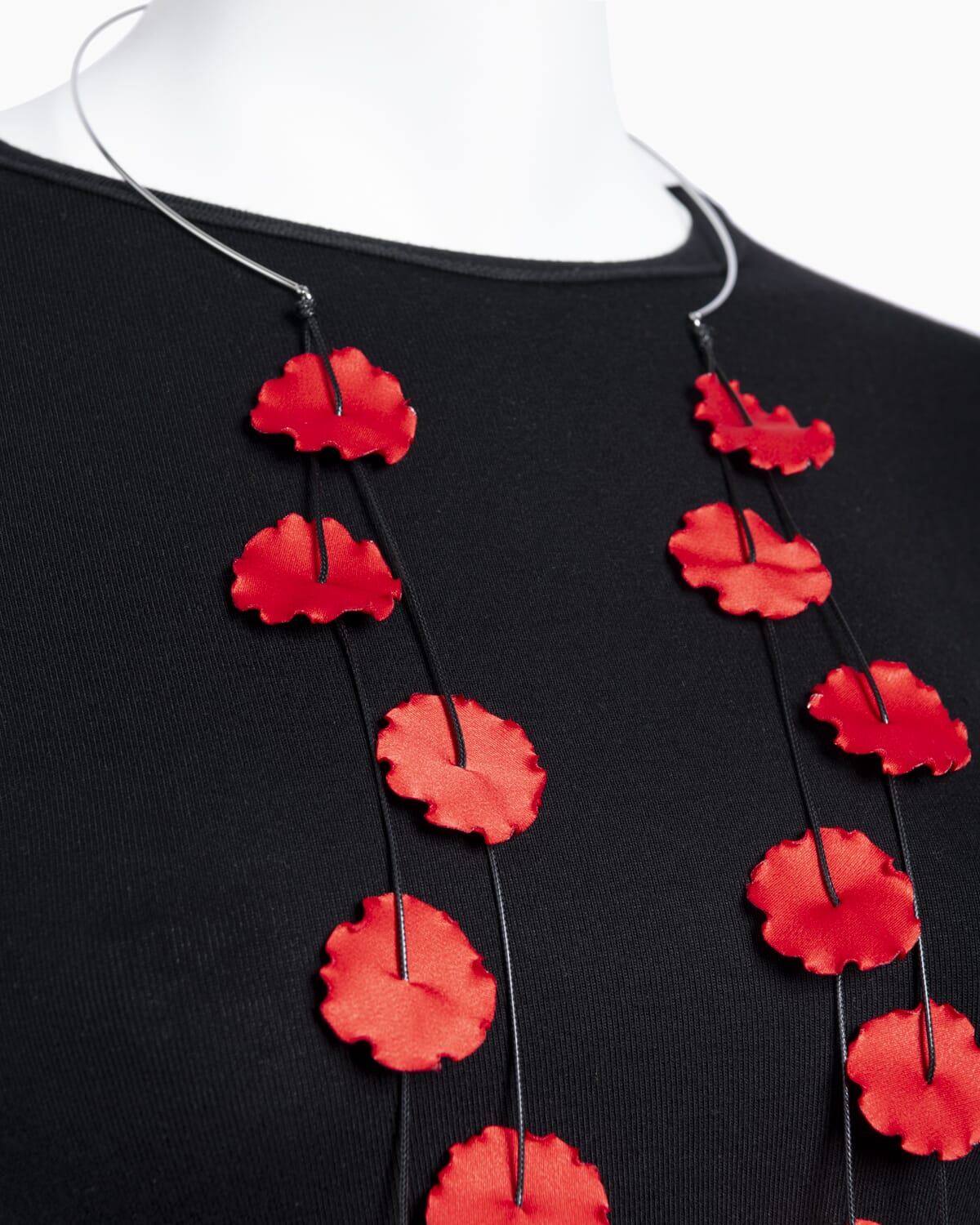 Collar con pétalos de satén