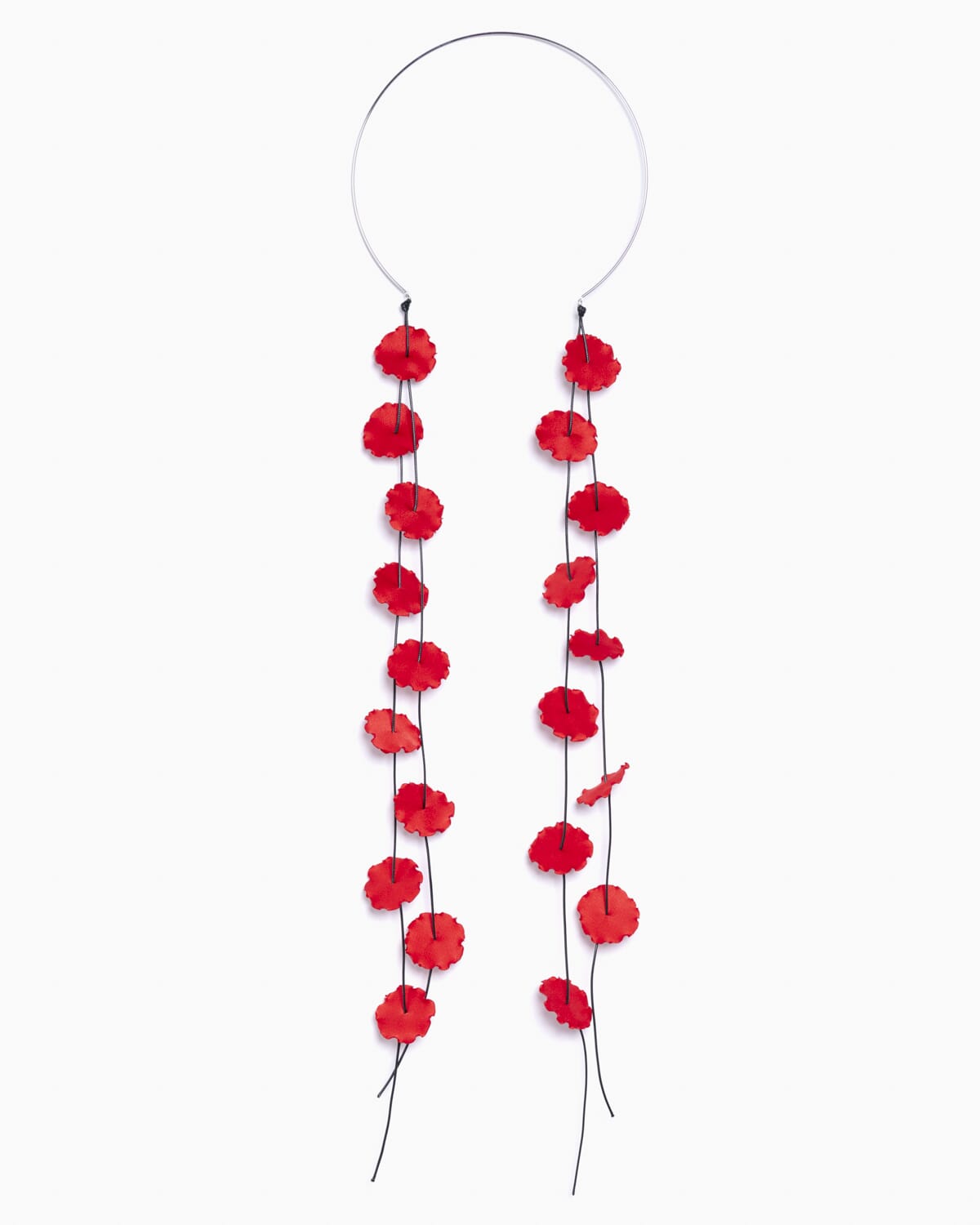 Collar con pétalos de satén