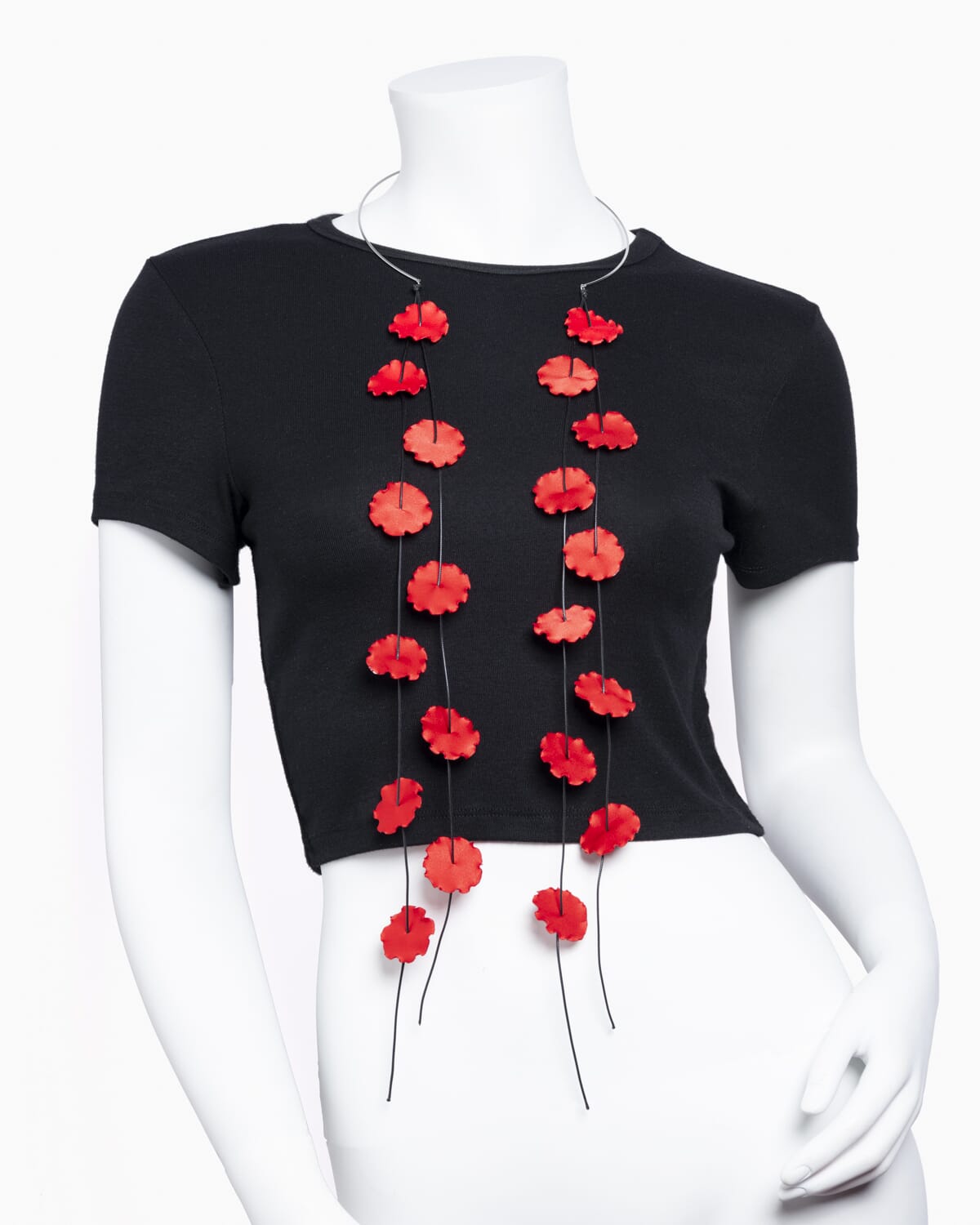 Collar con pétalos de satén