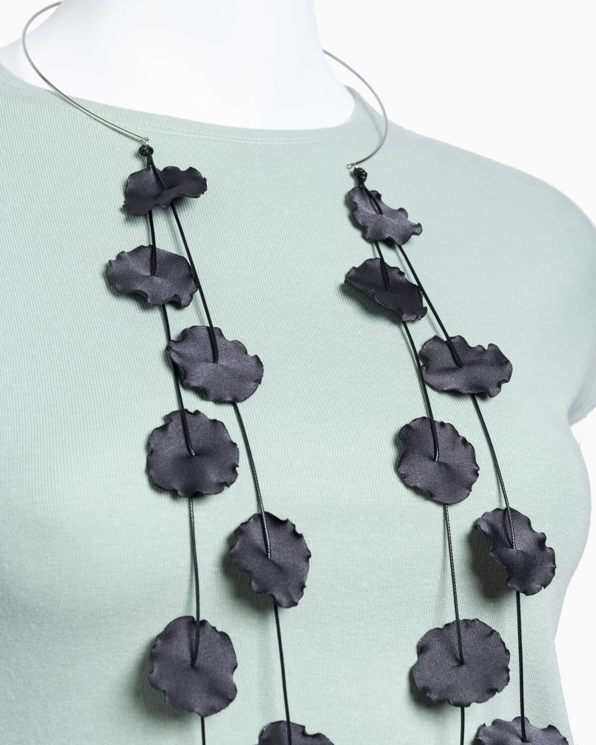 Collar con pétalos de satén