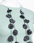 Collar con pétalos de satén