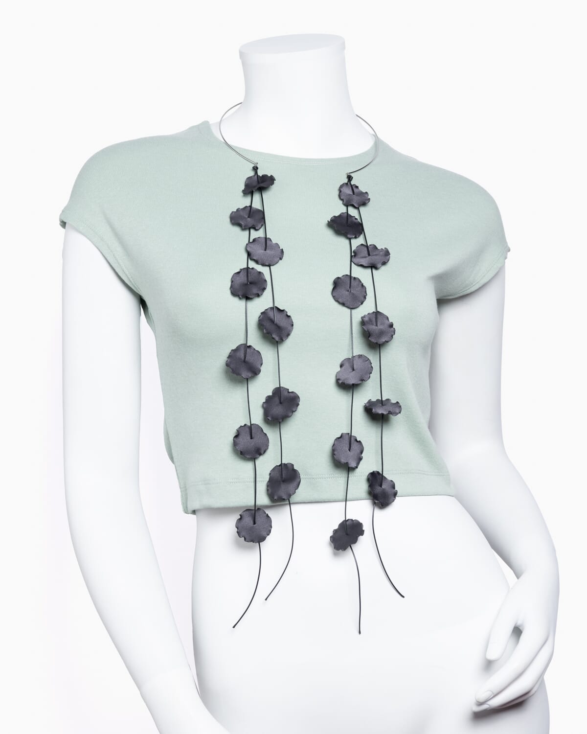 Collar con pétalos de satén