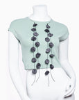 Collar con pétalos de satén