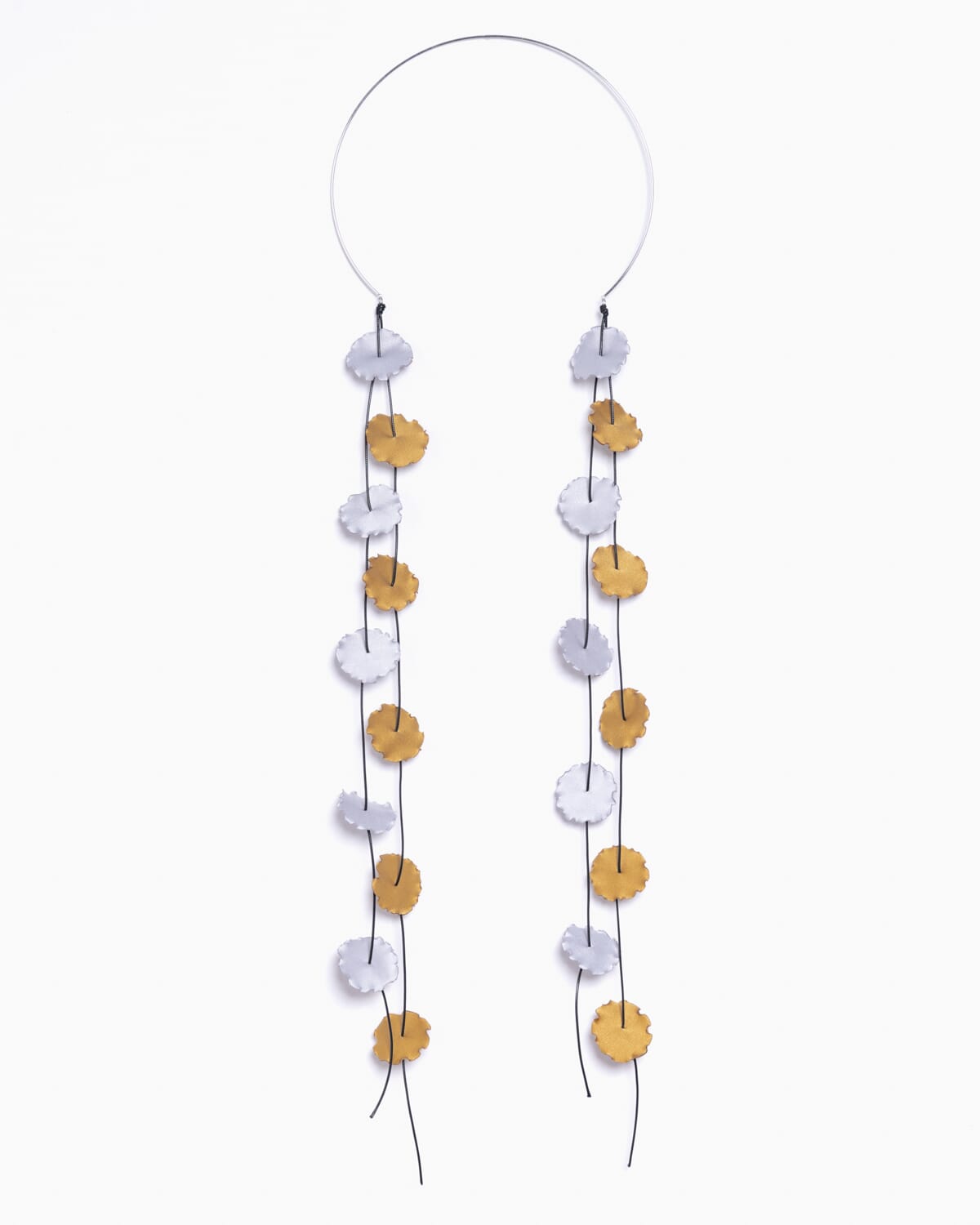 Collar con pétalos de satén