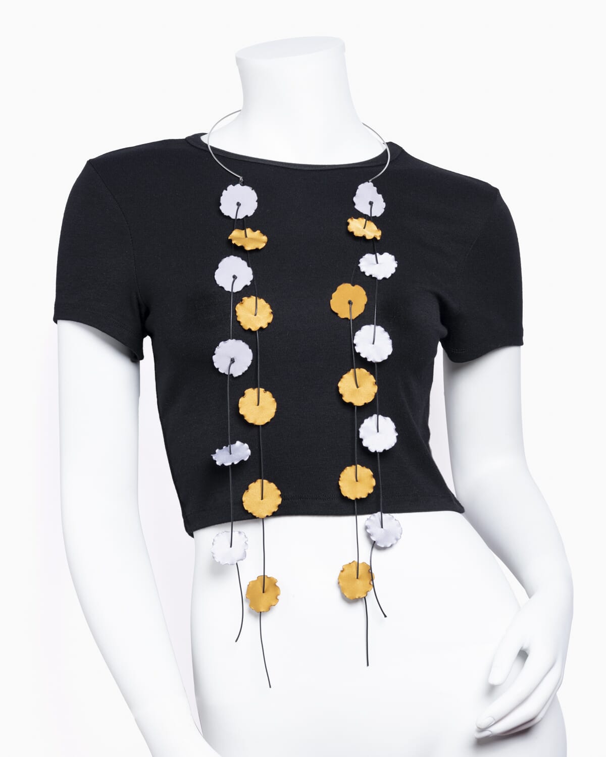 Collar con pétalos de satén