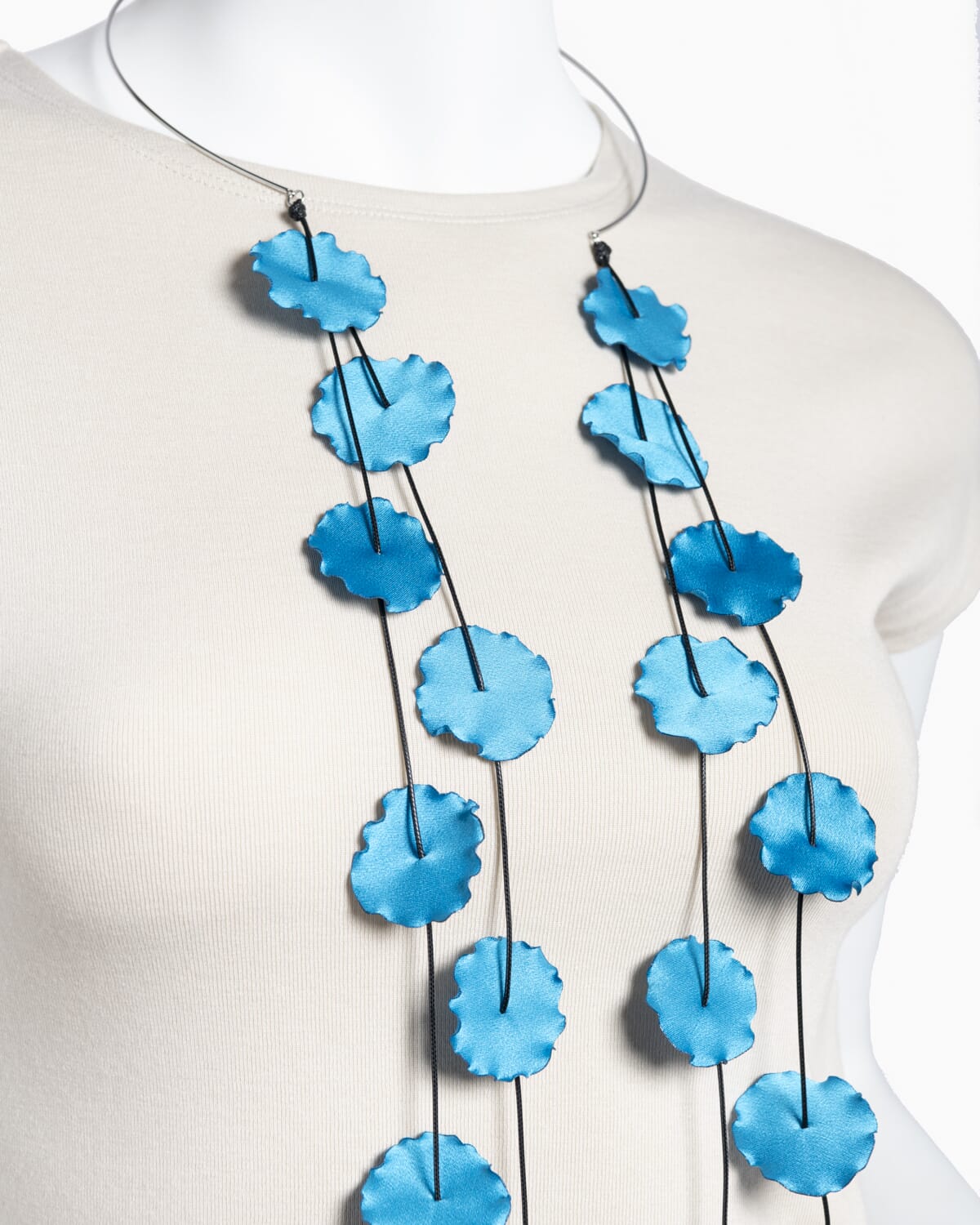 Collar con pétalos de satén