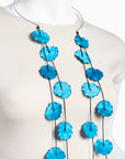 Collar con pétalos de satén