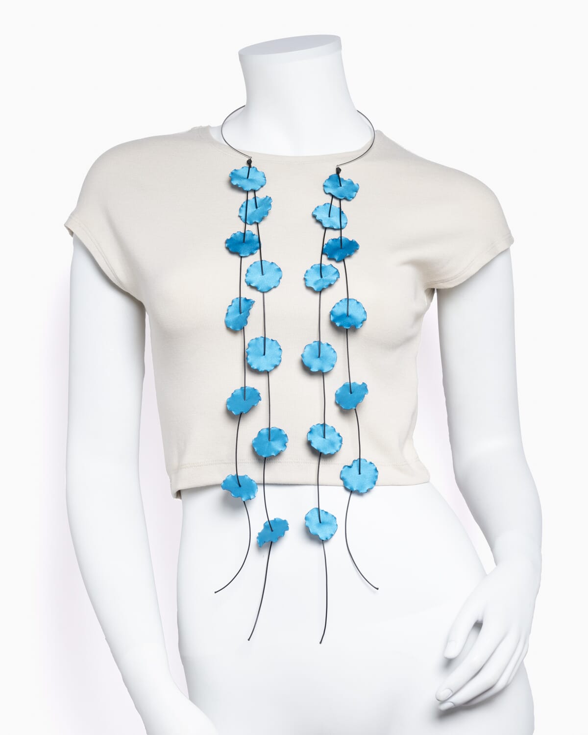 Collar con pétalos de satén