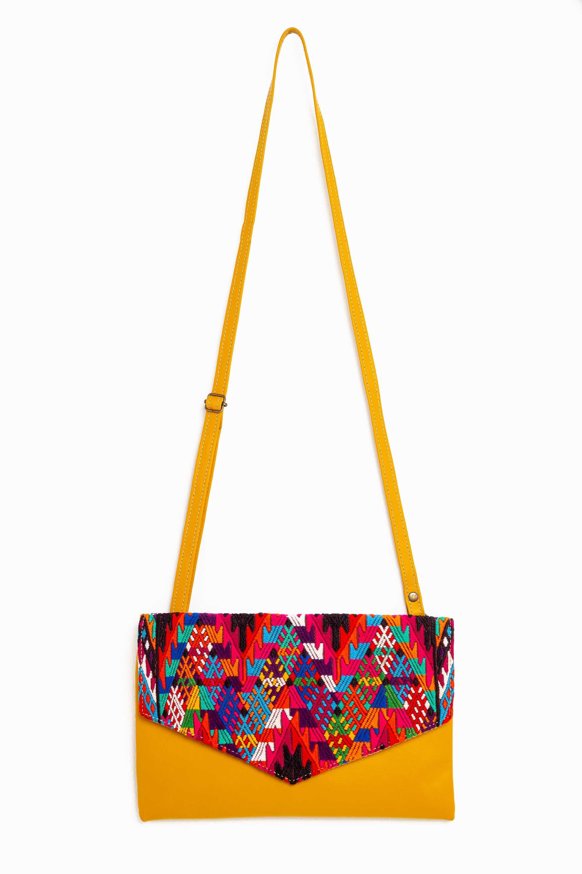 11Clutch mano en huipil y cuero