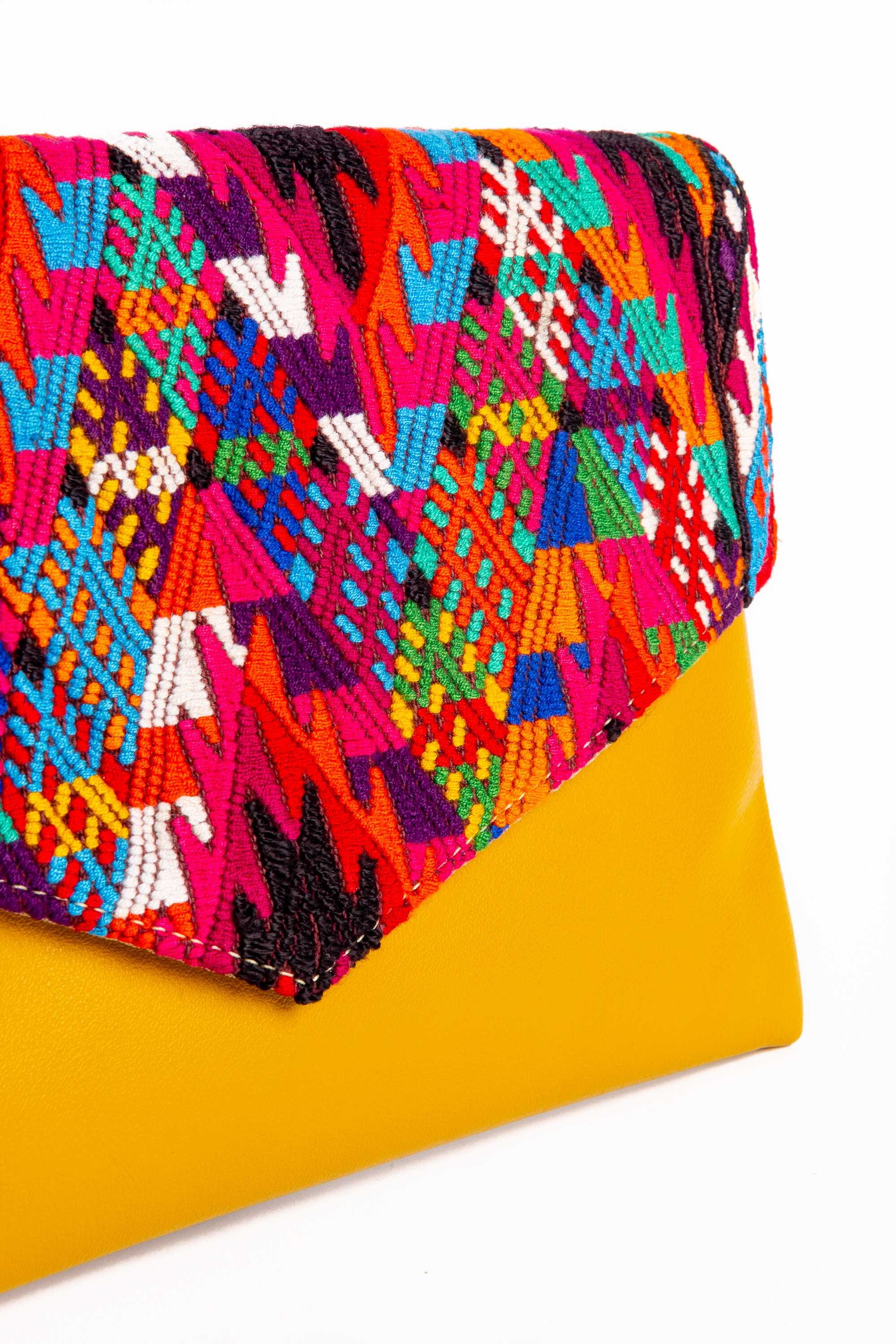 11Clutch mano en huipil y cuero