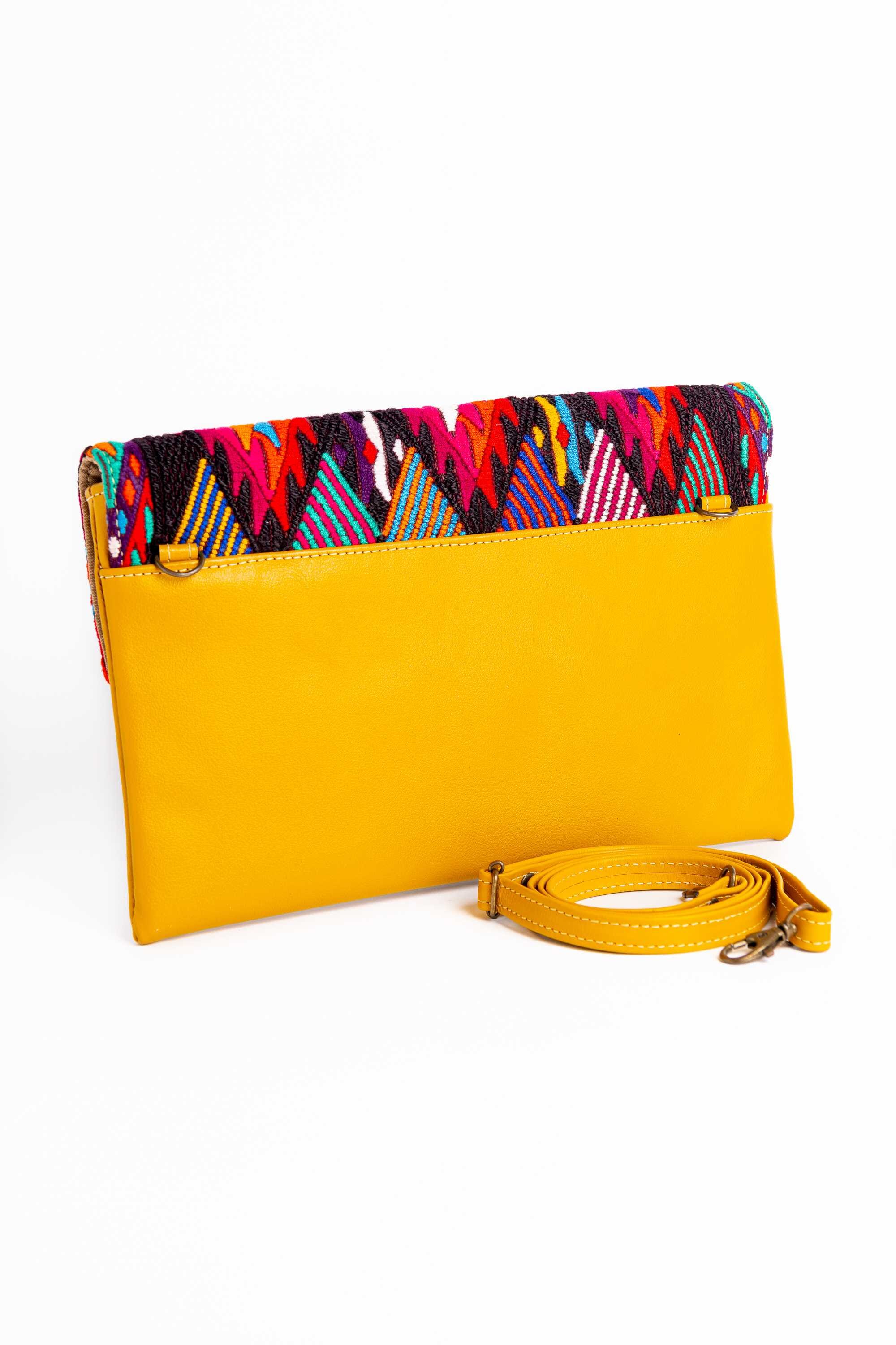 11Clutch mano en huipil y cuero