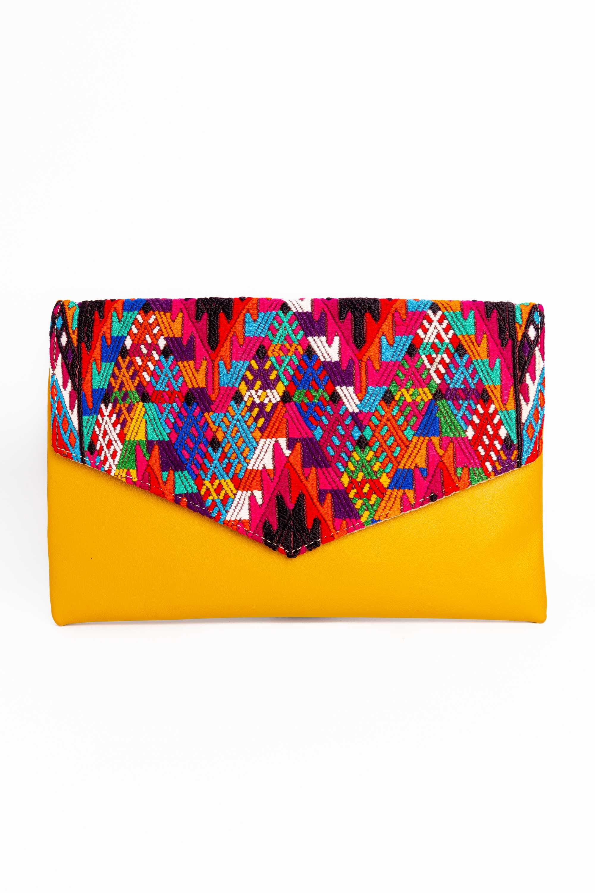 11Clutch mano en huipil y cuero
