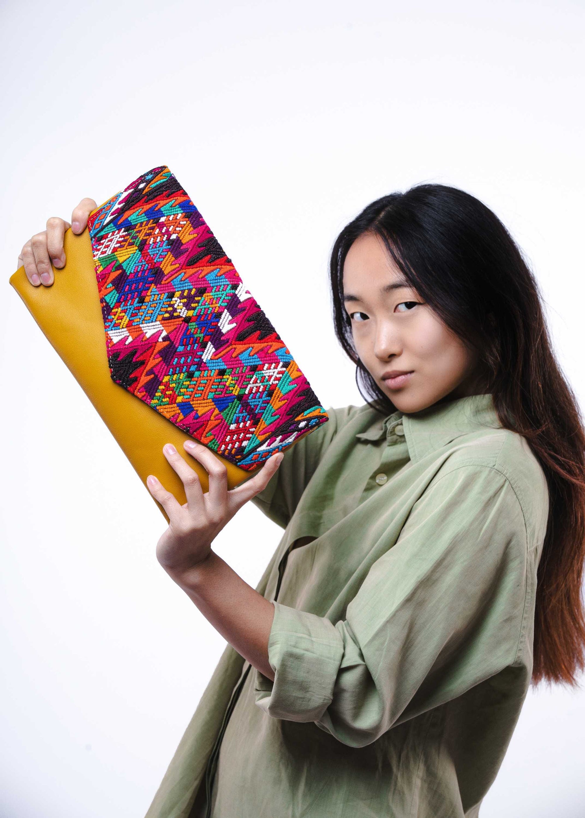 11Clutch mano en huipil y cuero