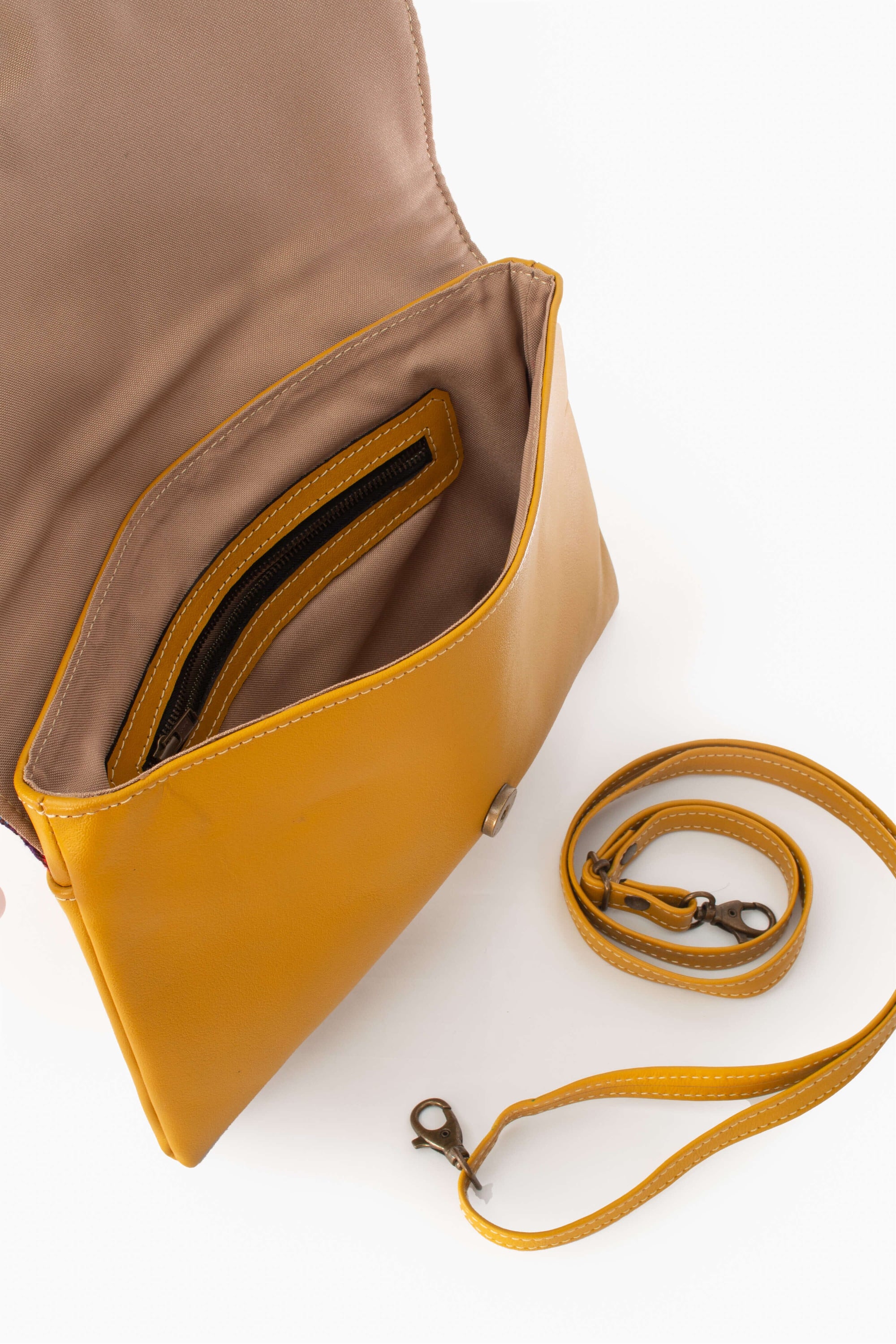 11Clutch mano en huipil y cuero