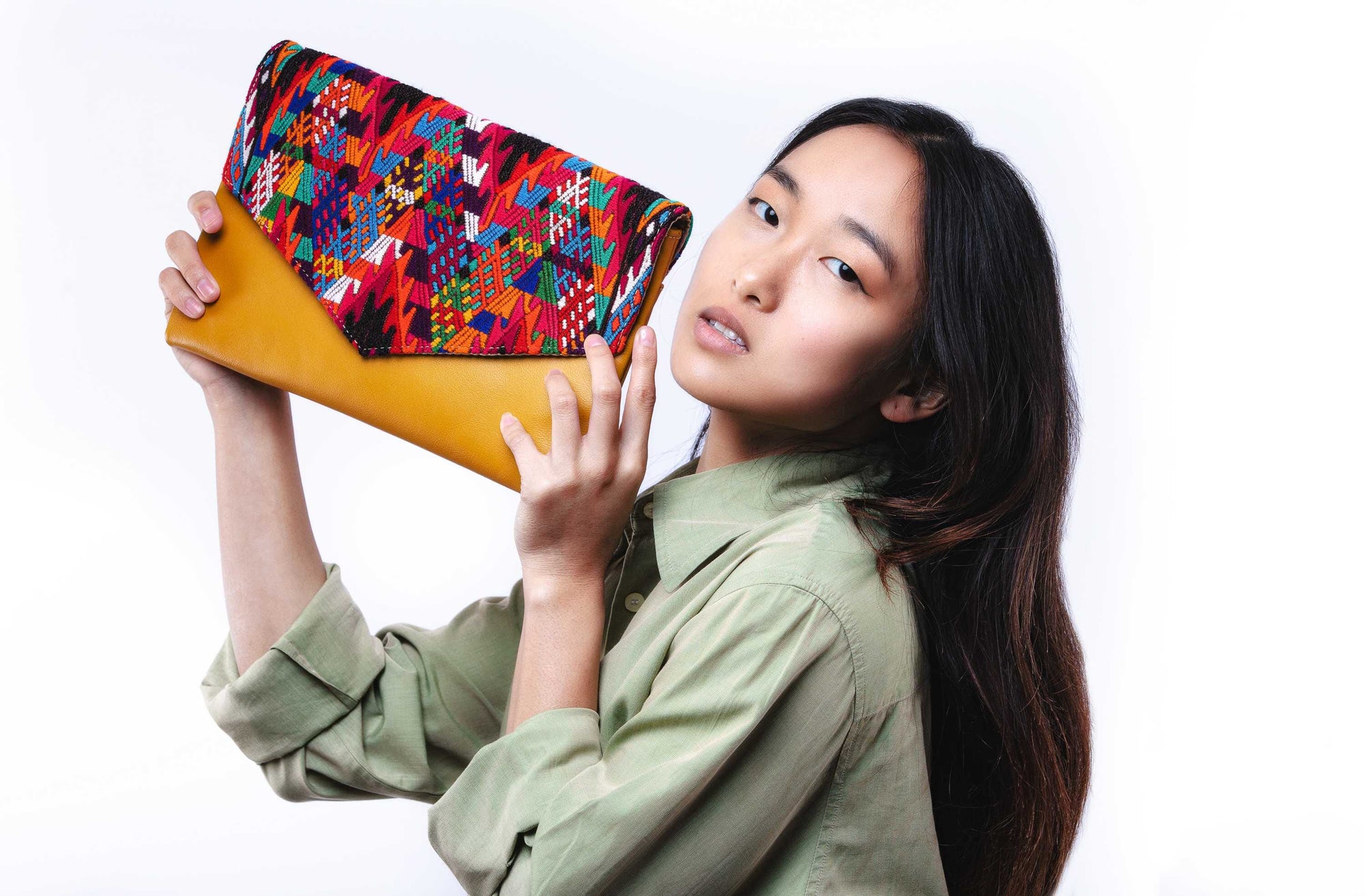 11Clutch mano en huipil y cuero