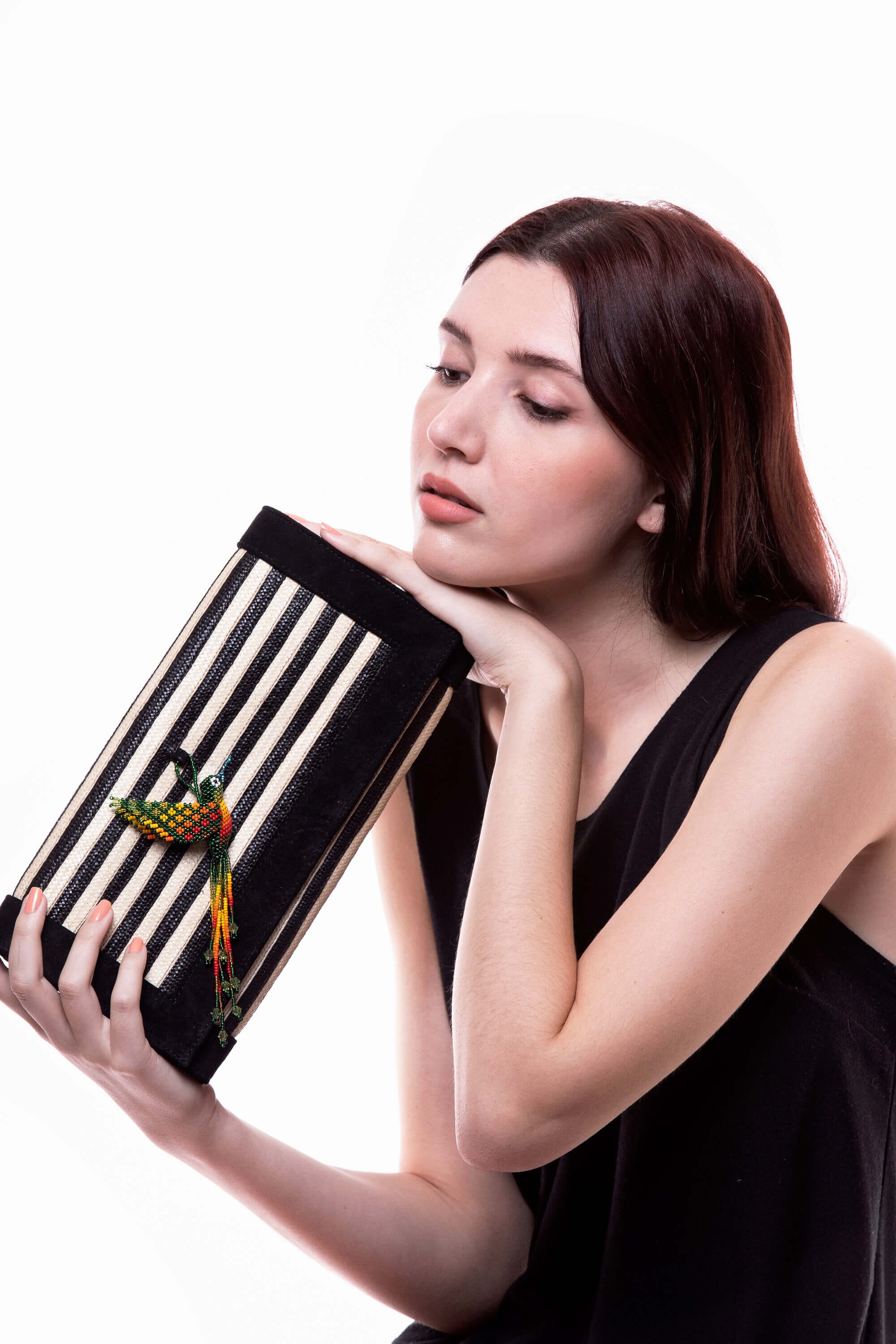 Clutch mano con colibrí en abalorios