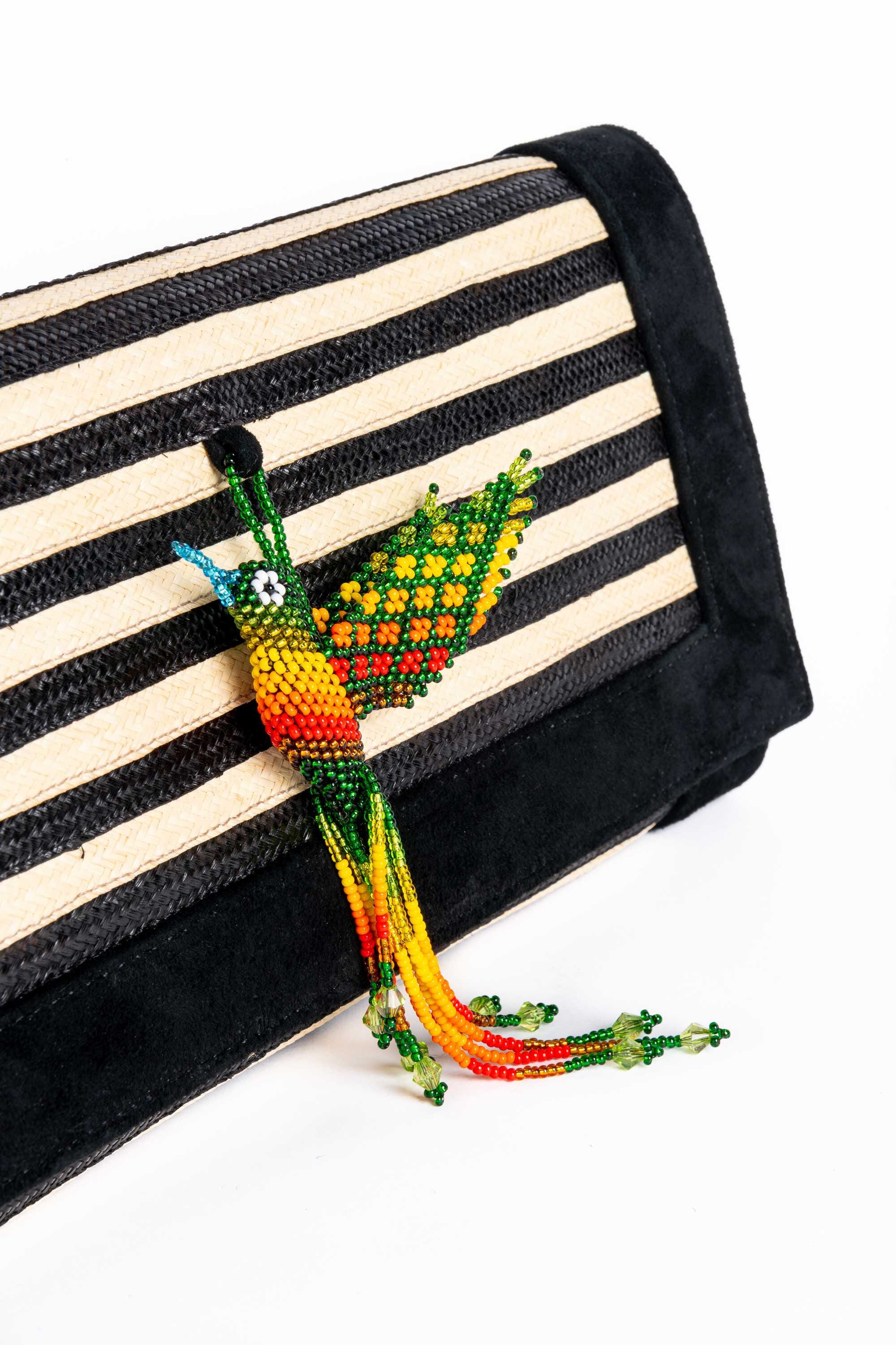 Clutch mano con colibrí en abalorios