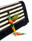 Clutch mano con colibrí en abalorios