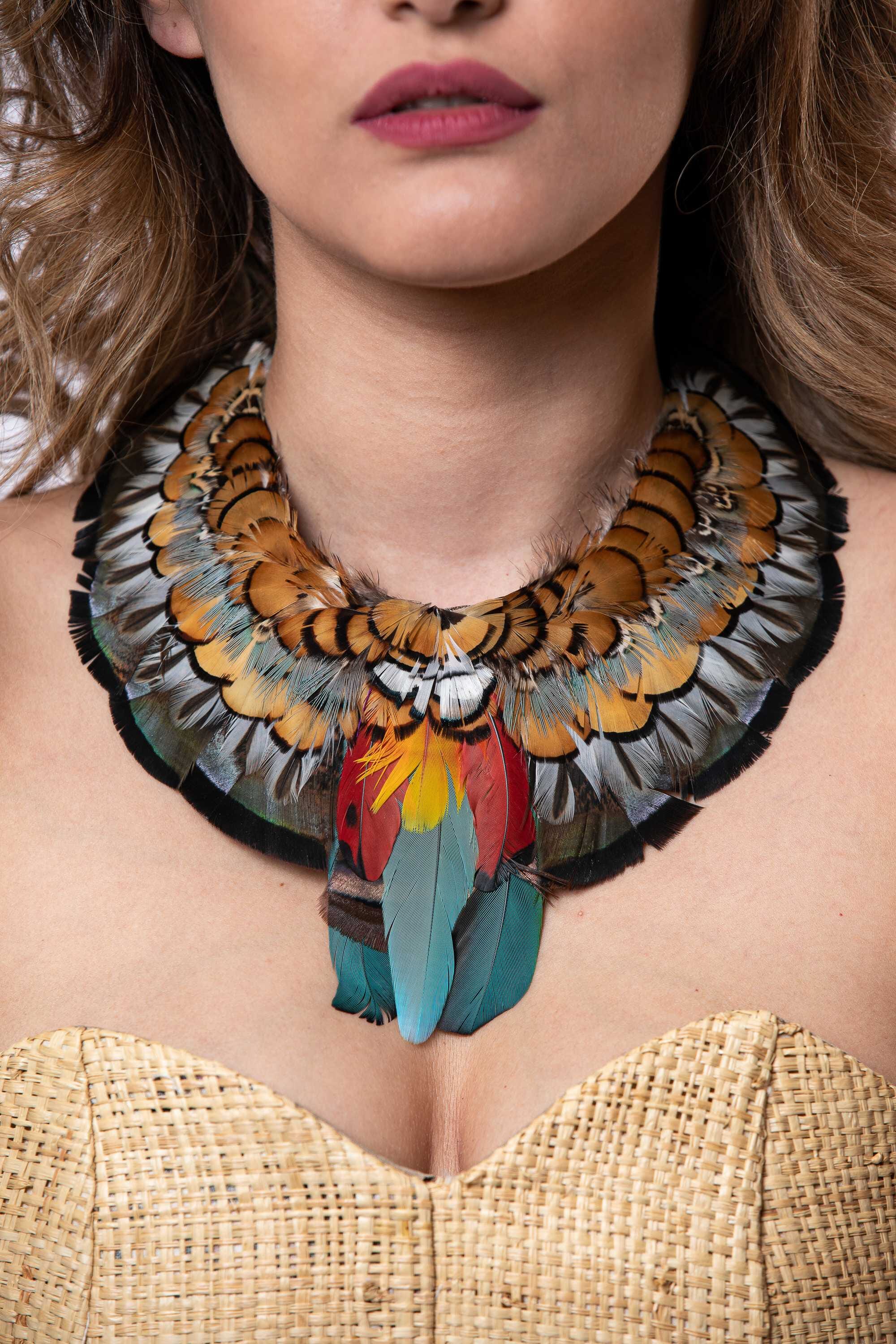 Collar de plumas naturales