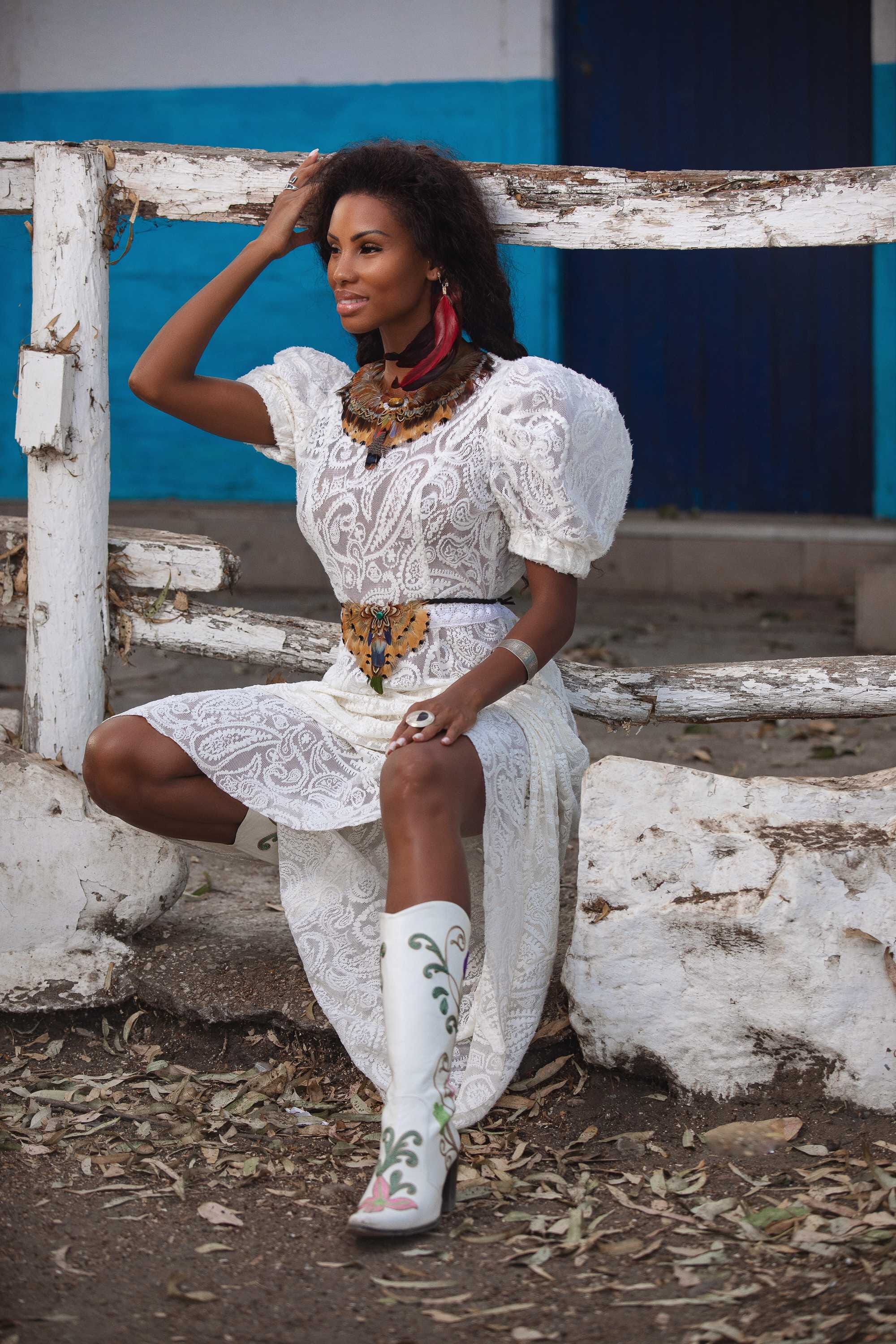 Collar de plumas naturales