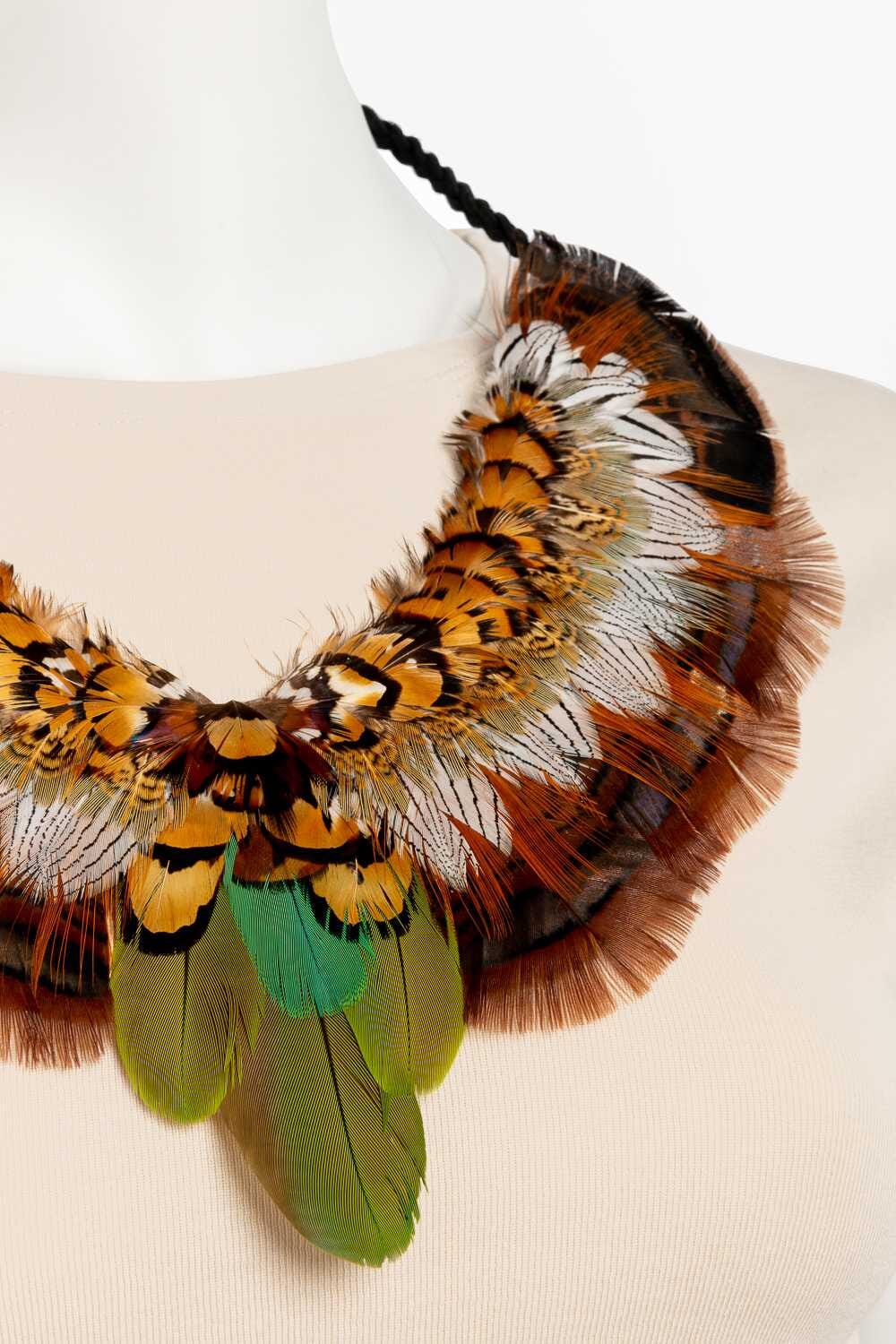 Collar de plumas naturales
