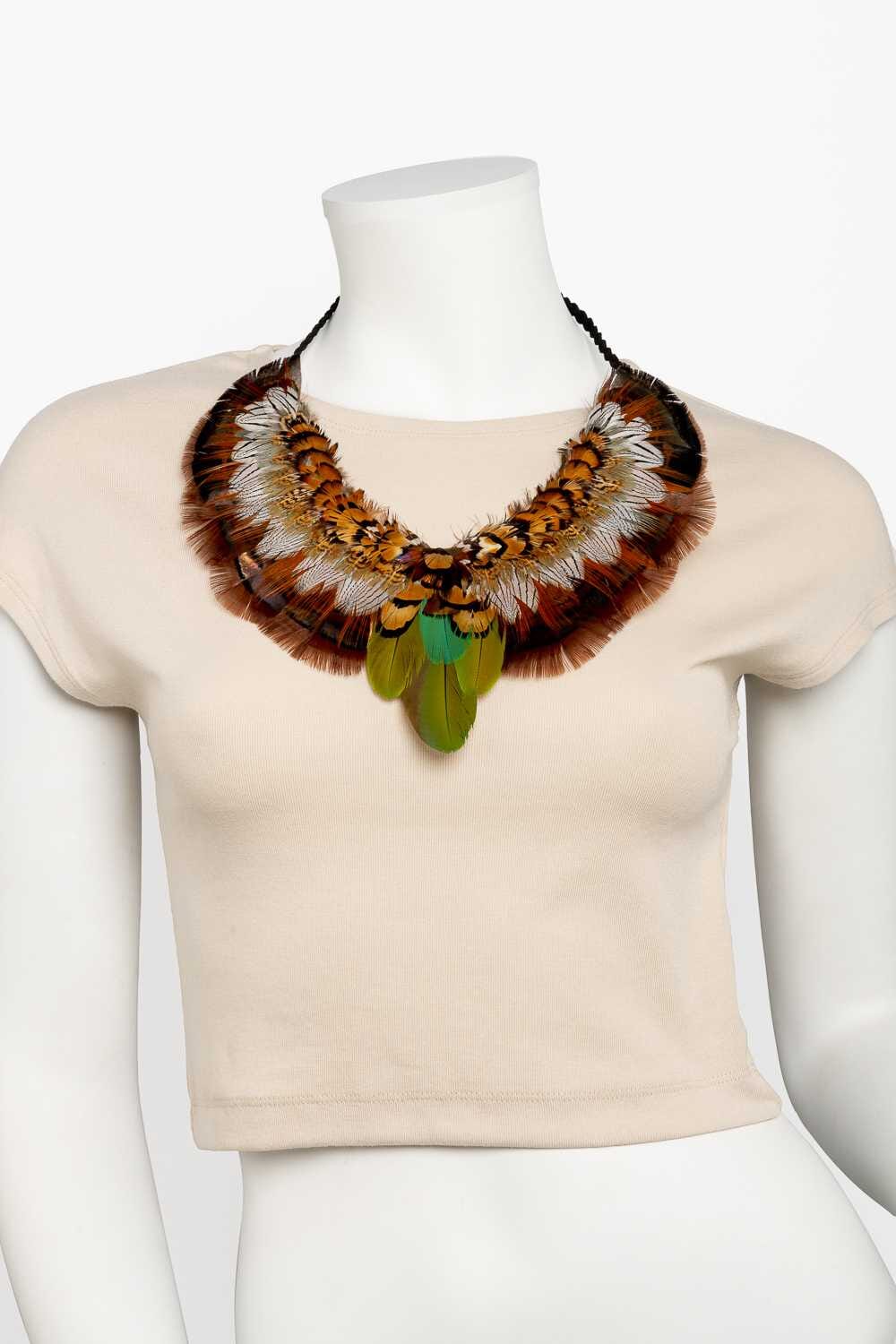 Collar de plumas naturales