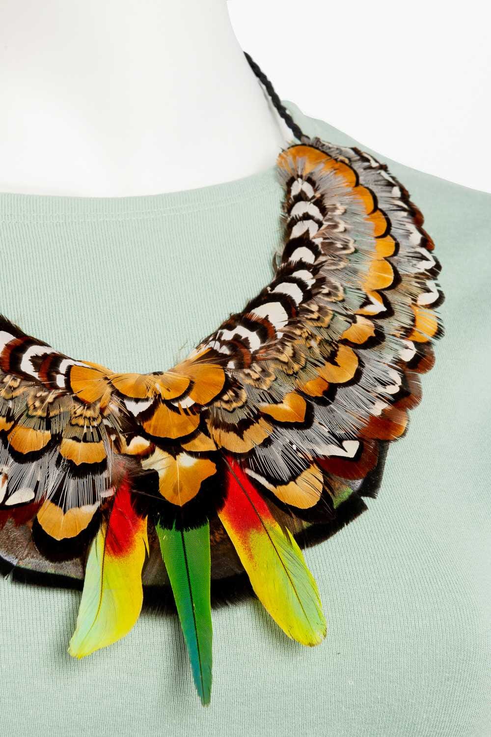 Collar de plumas naturales