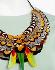 Collar de plumas naturales